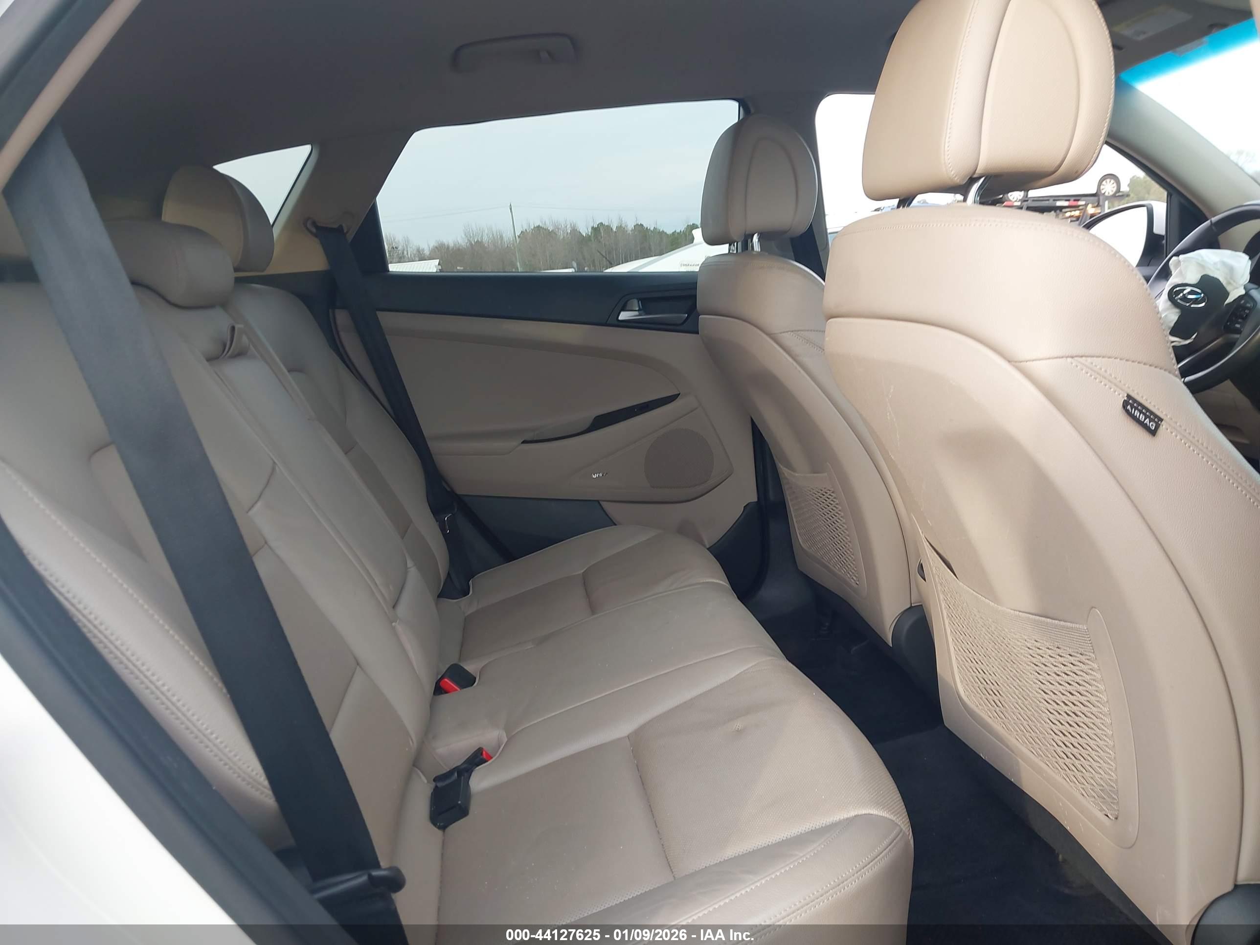 HYUNDAI TUCSON image 8