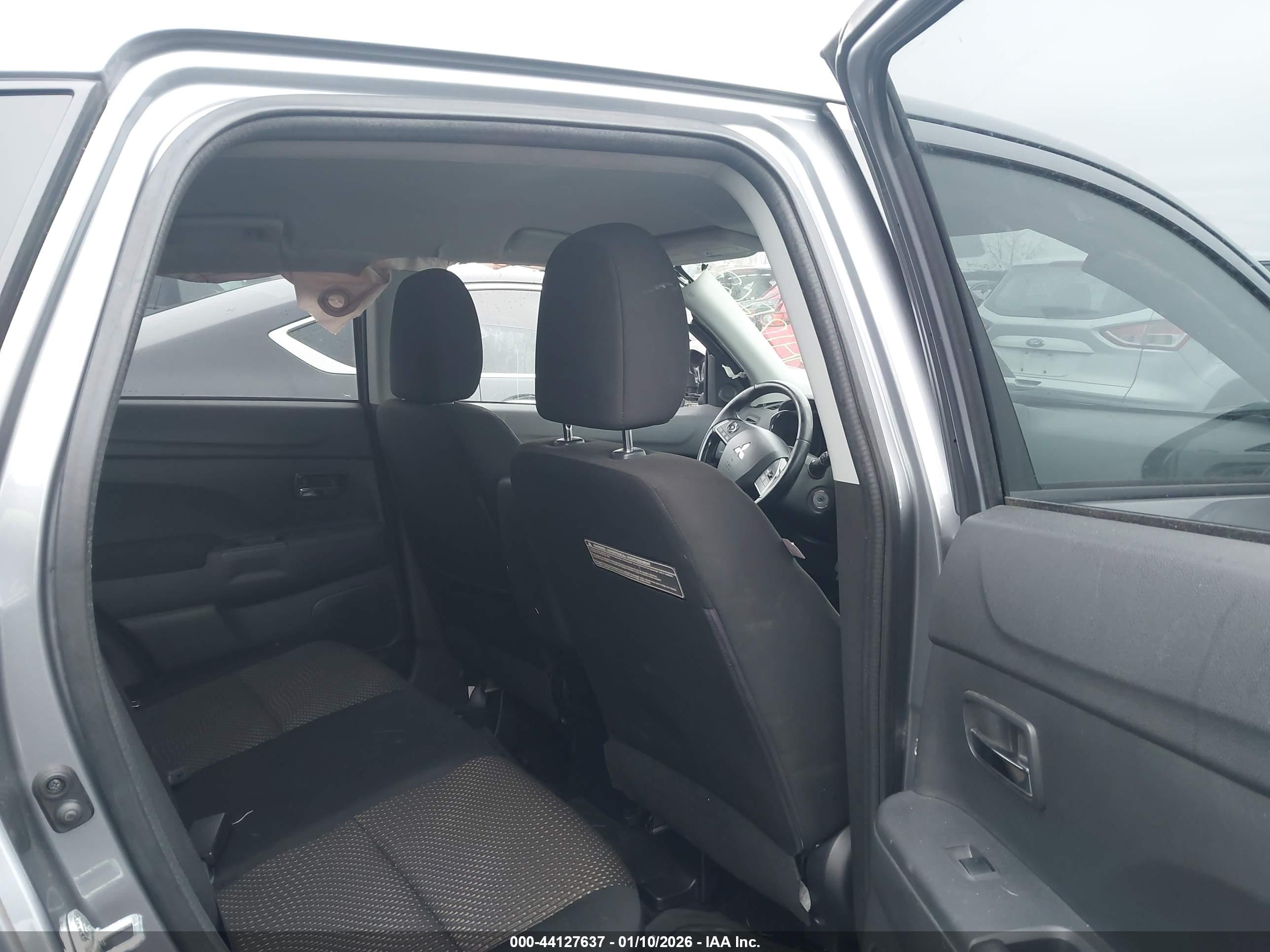 MITSUBISHI OUTLANDER image 8