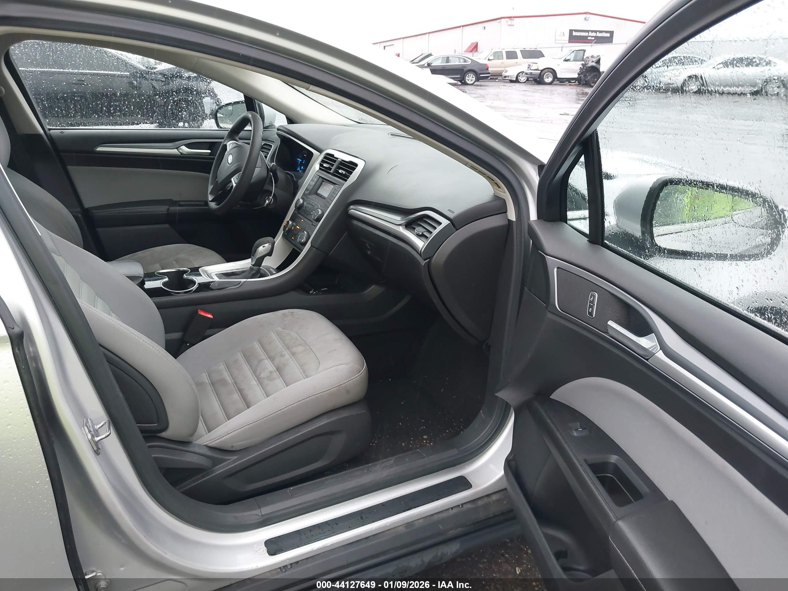 FORD FUSION image 5