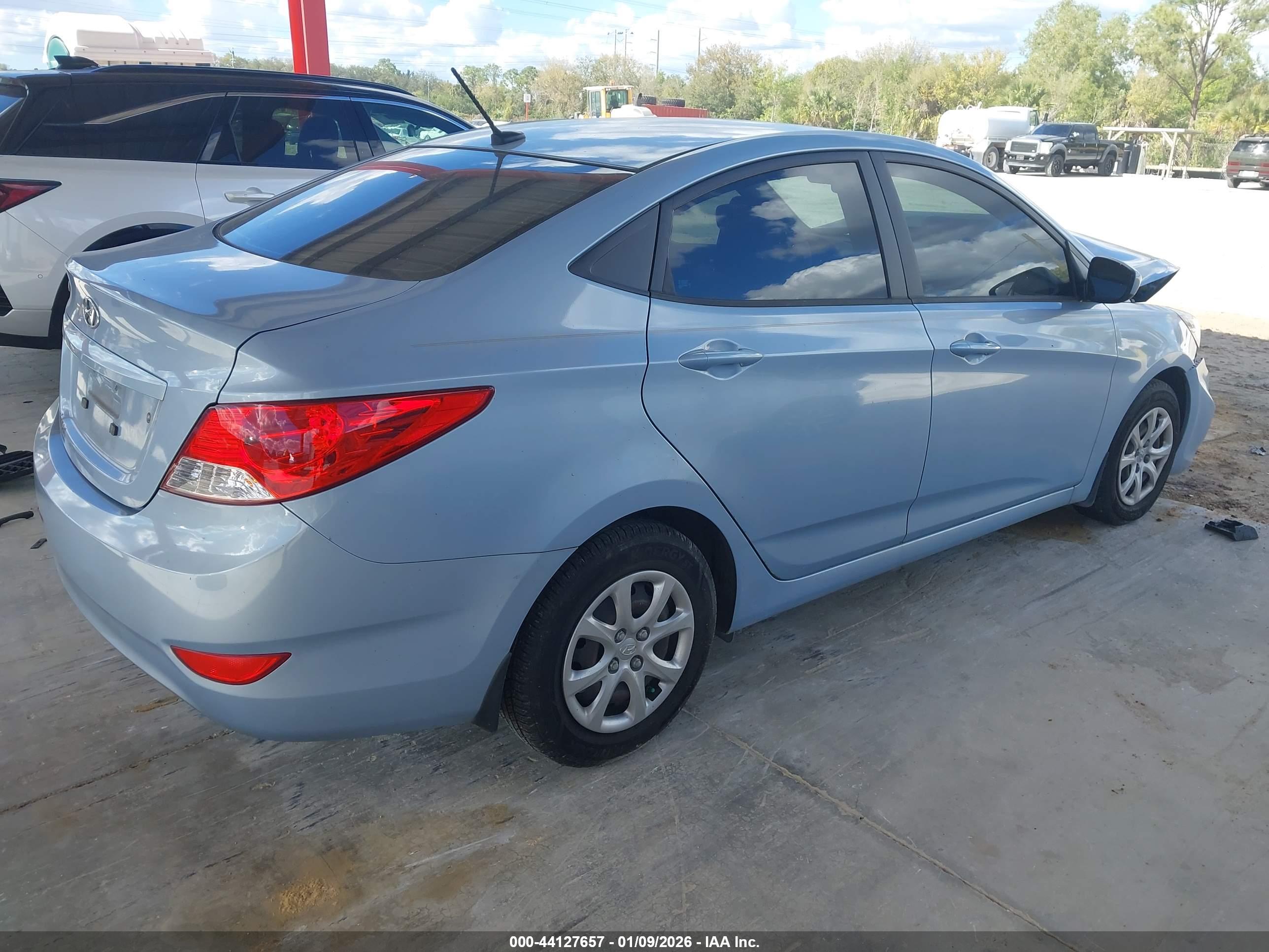 HYUNDAI ACCENT image 4