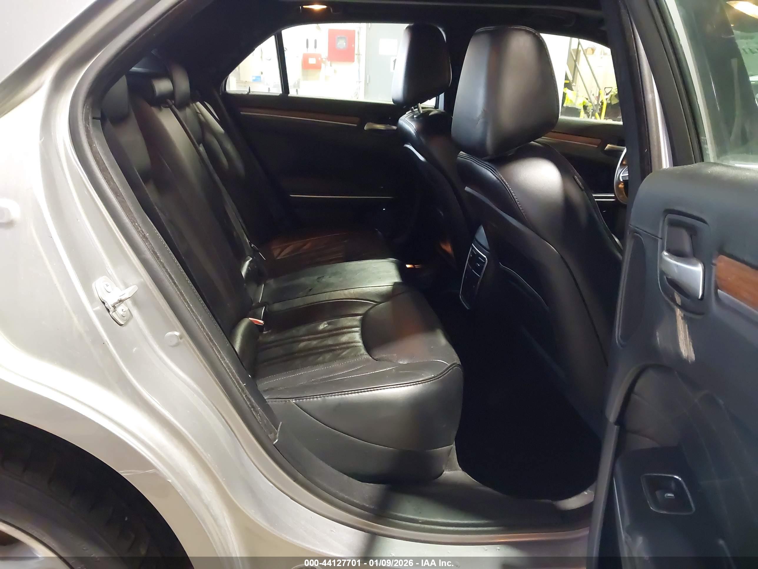 CHRYSLER 300C image 8