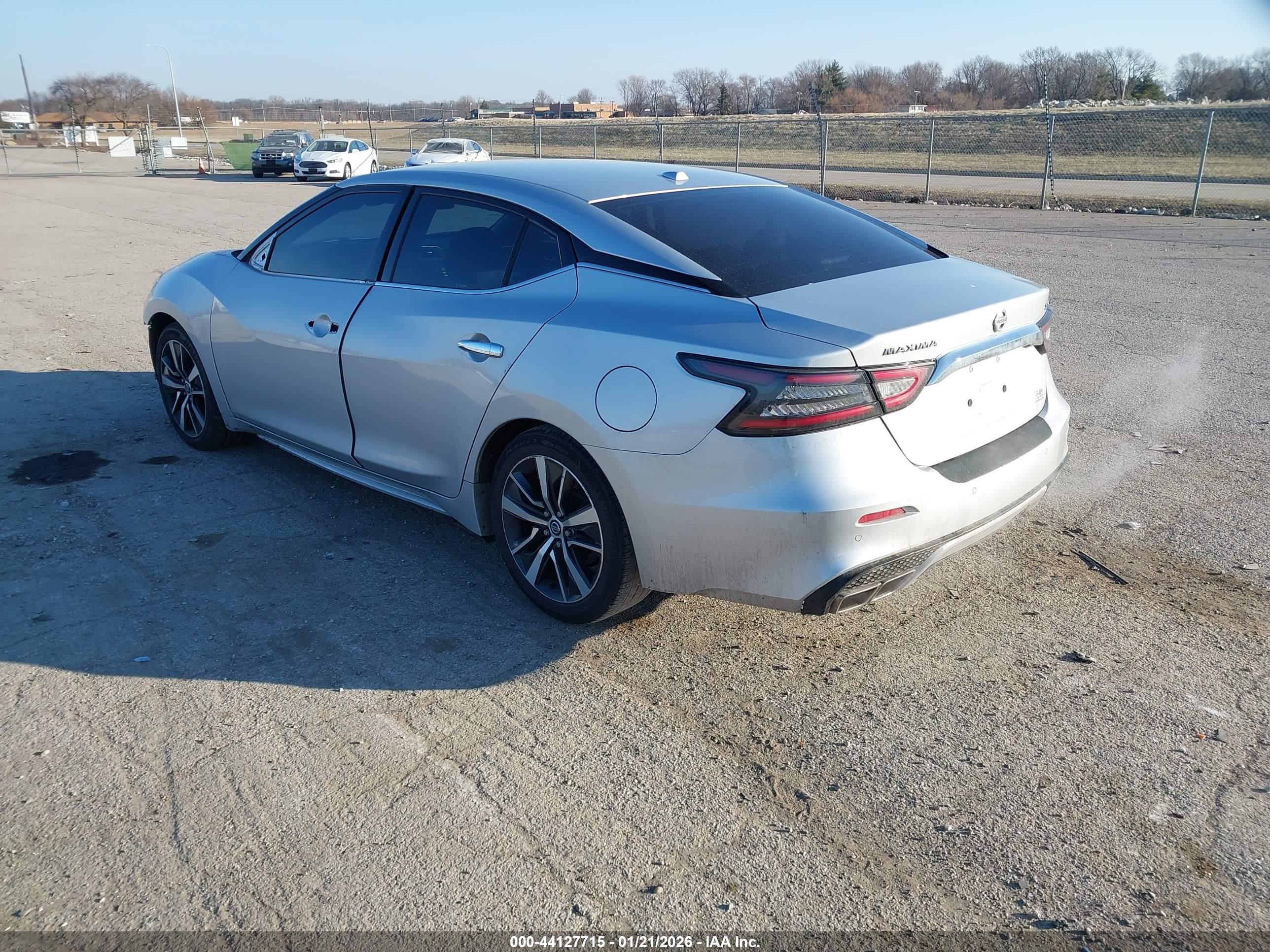 NISSAN MAXIMA image 3