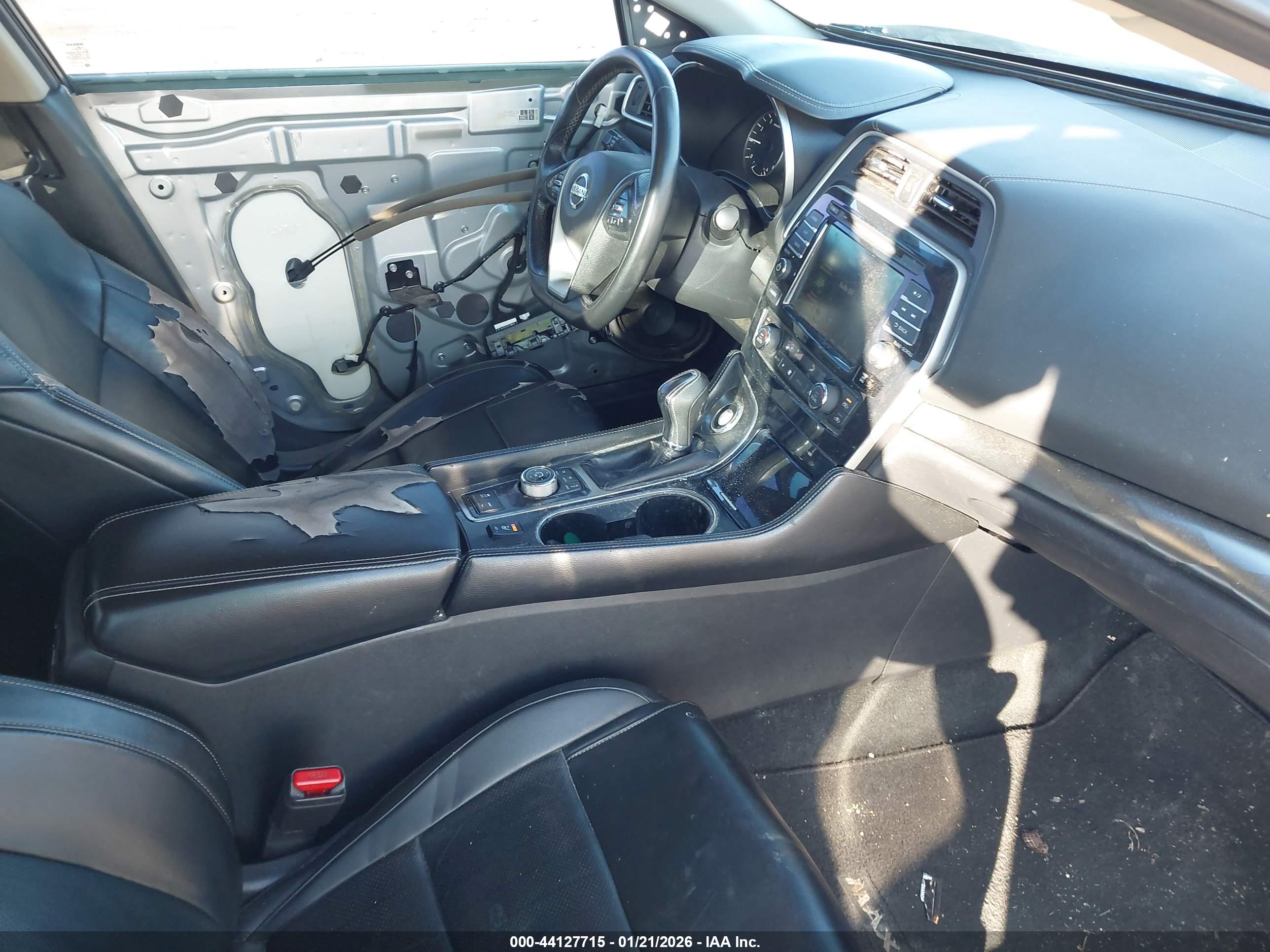 NISSAN MAXIMA image 5