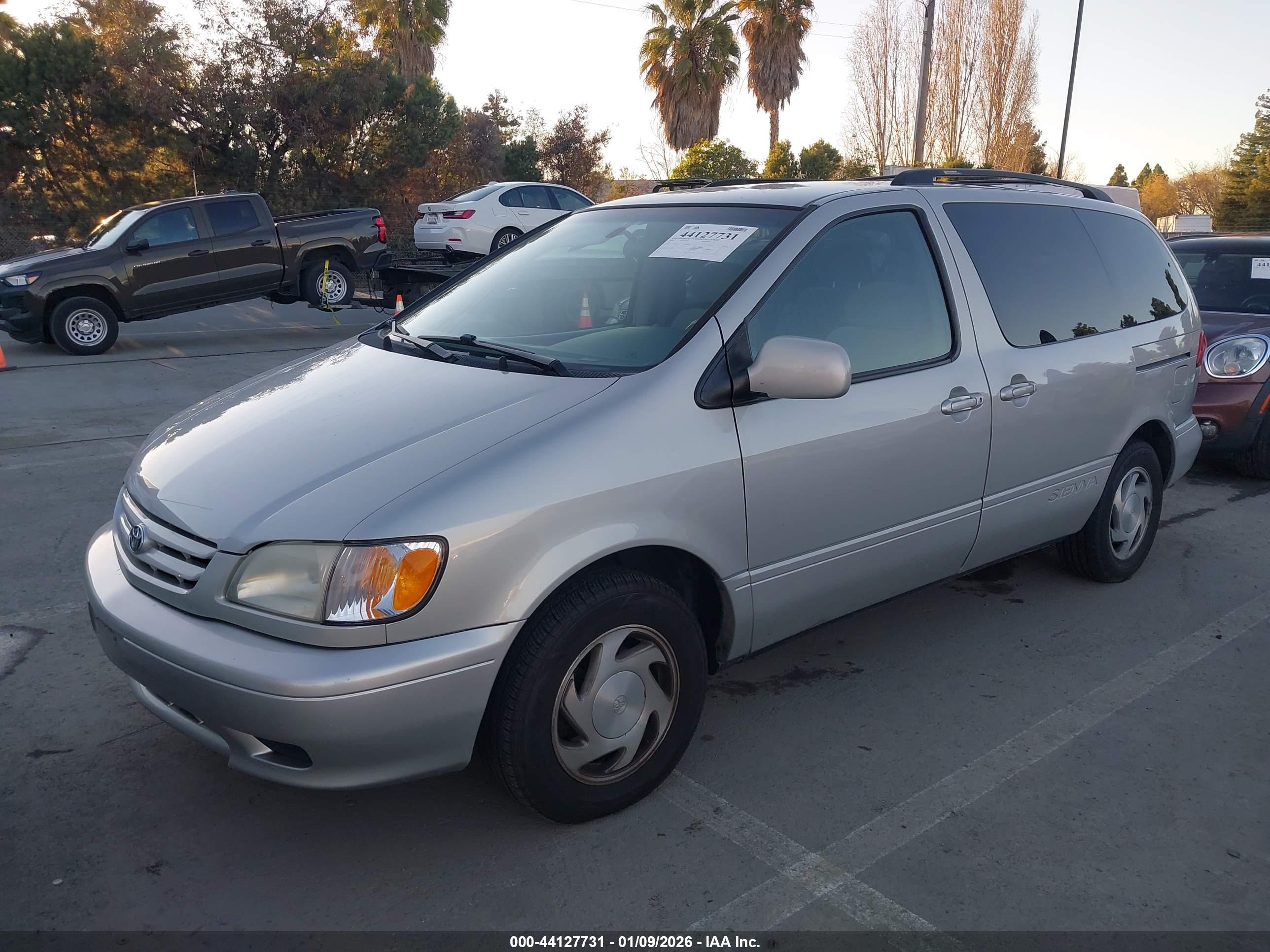 TOYOTA SIENNA image 2