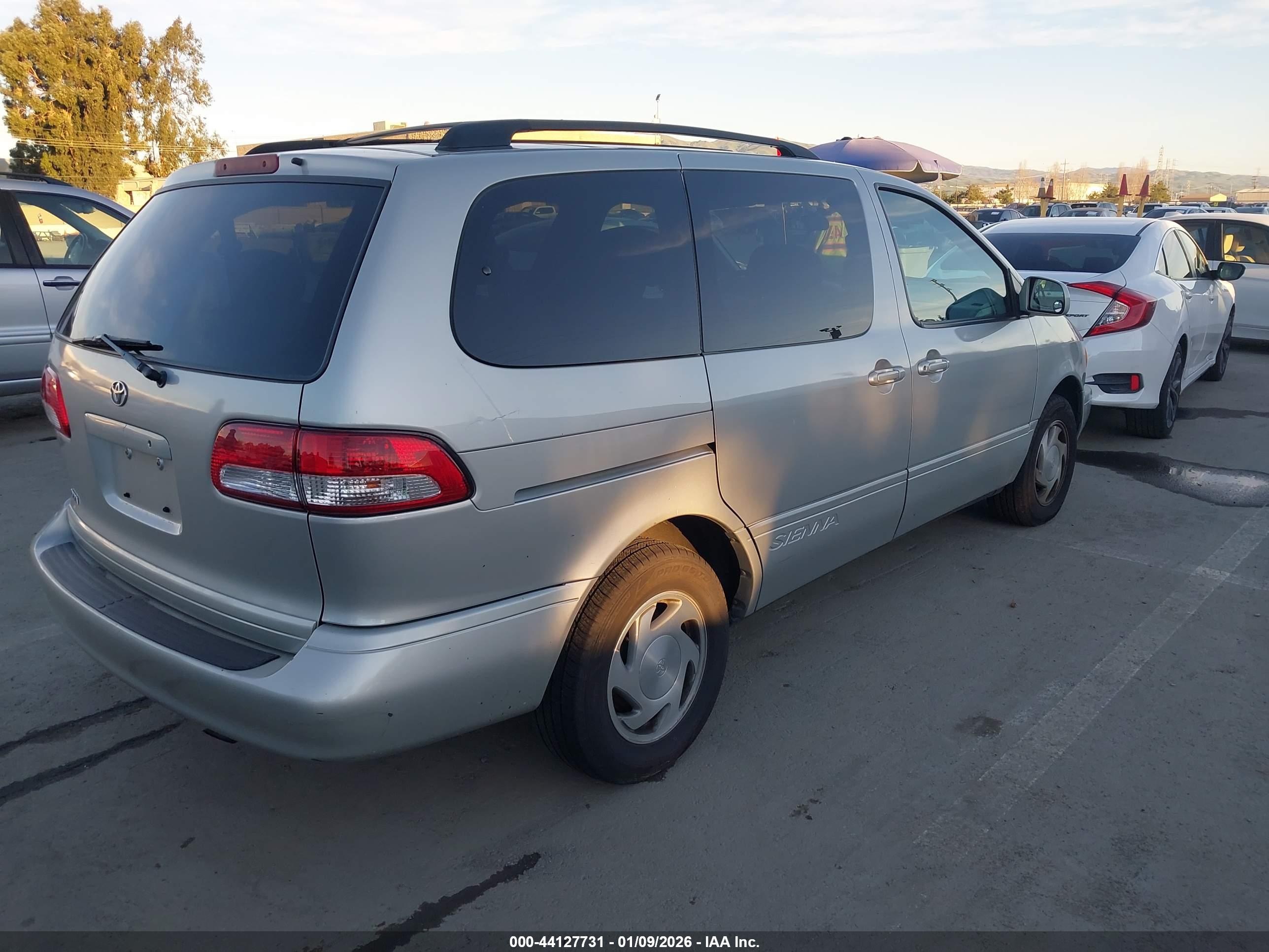 TOYOTA SIENNA image 4