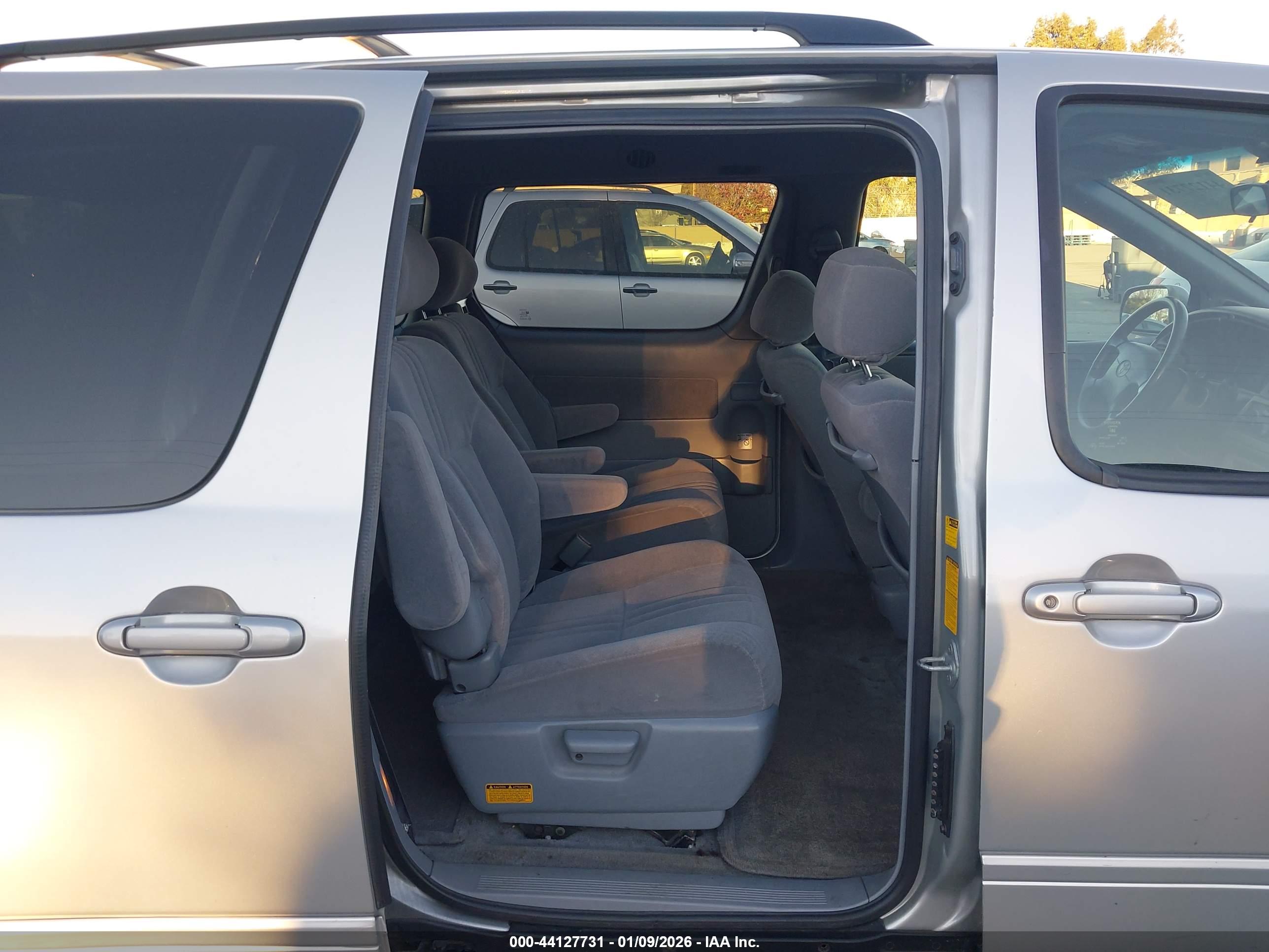 TOYOTA SIENNA image 8