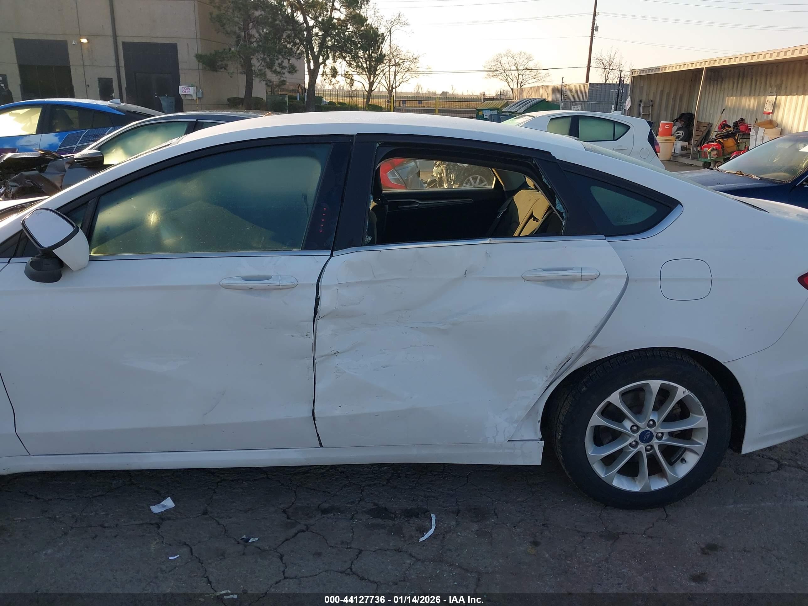 FORD FUSION image 6