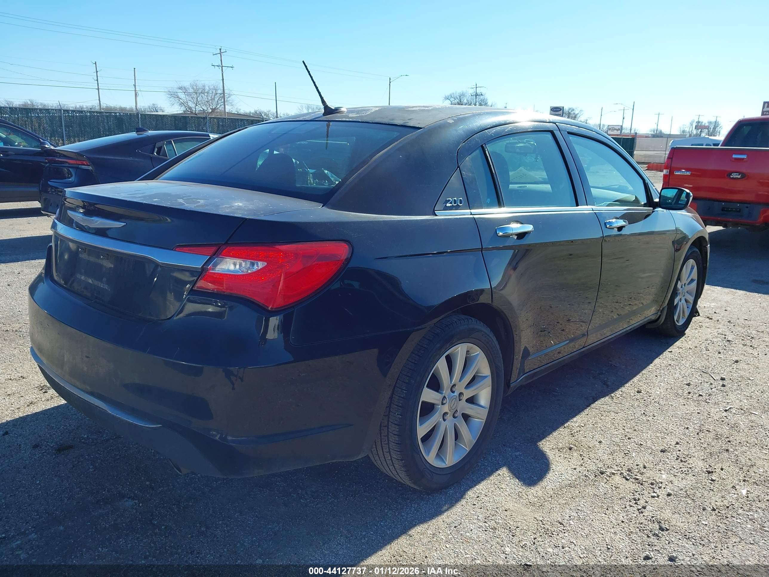 CHRYSLER 200 image 4