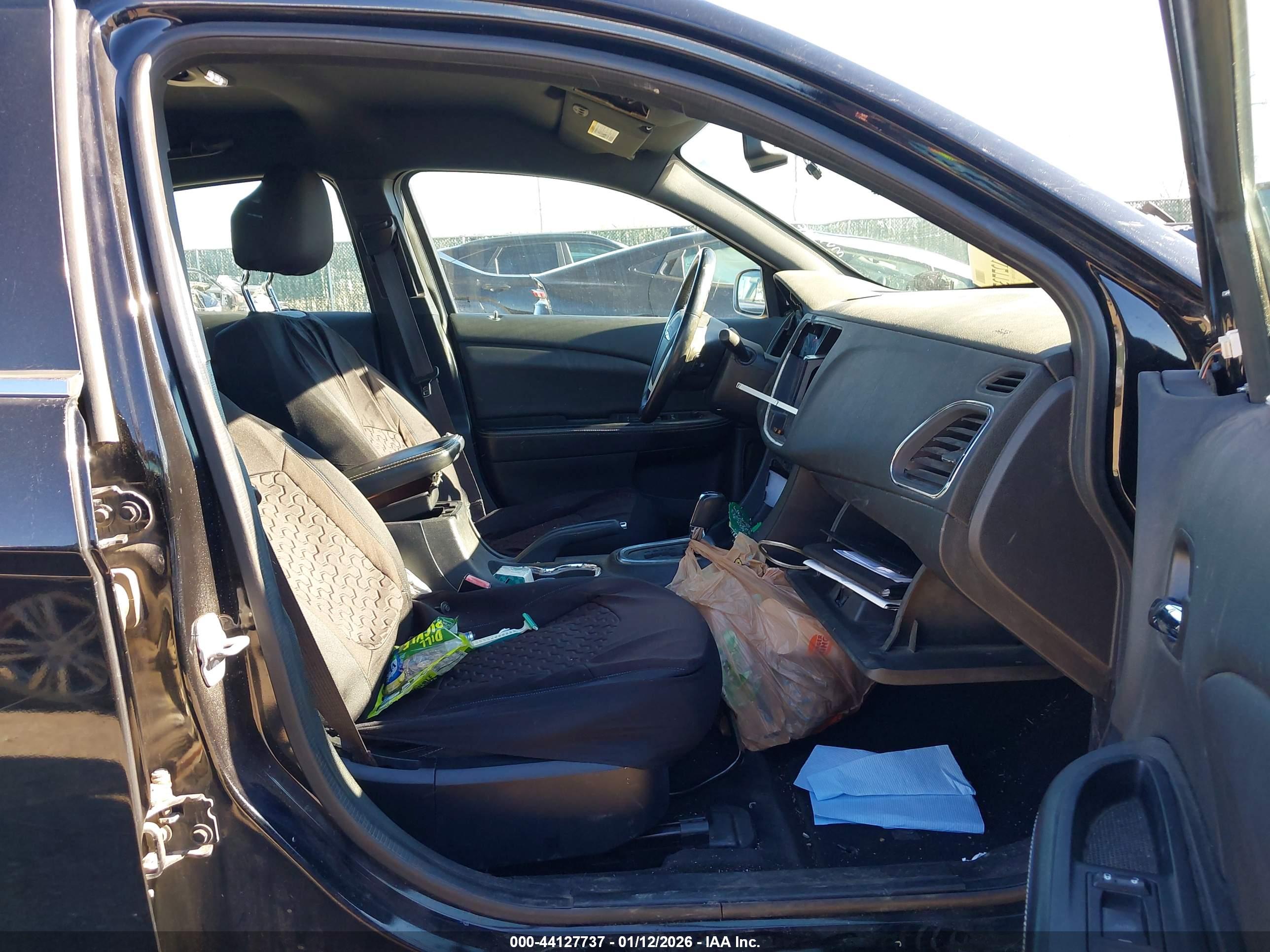 CHRYSLER 200 image 5