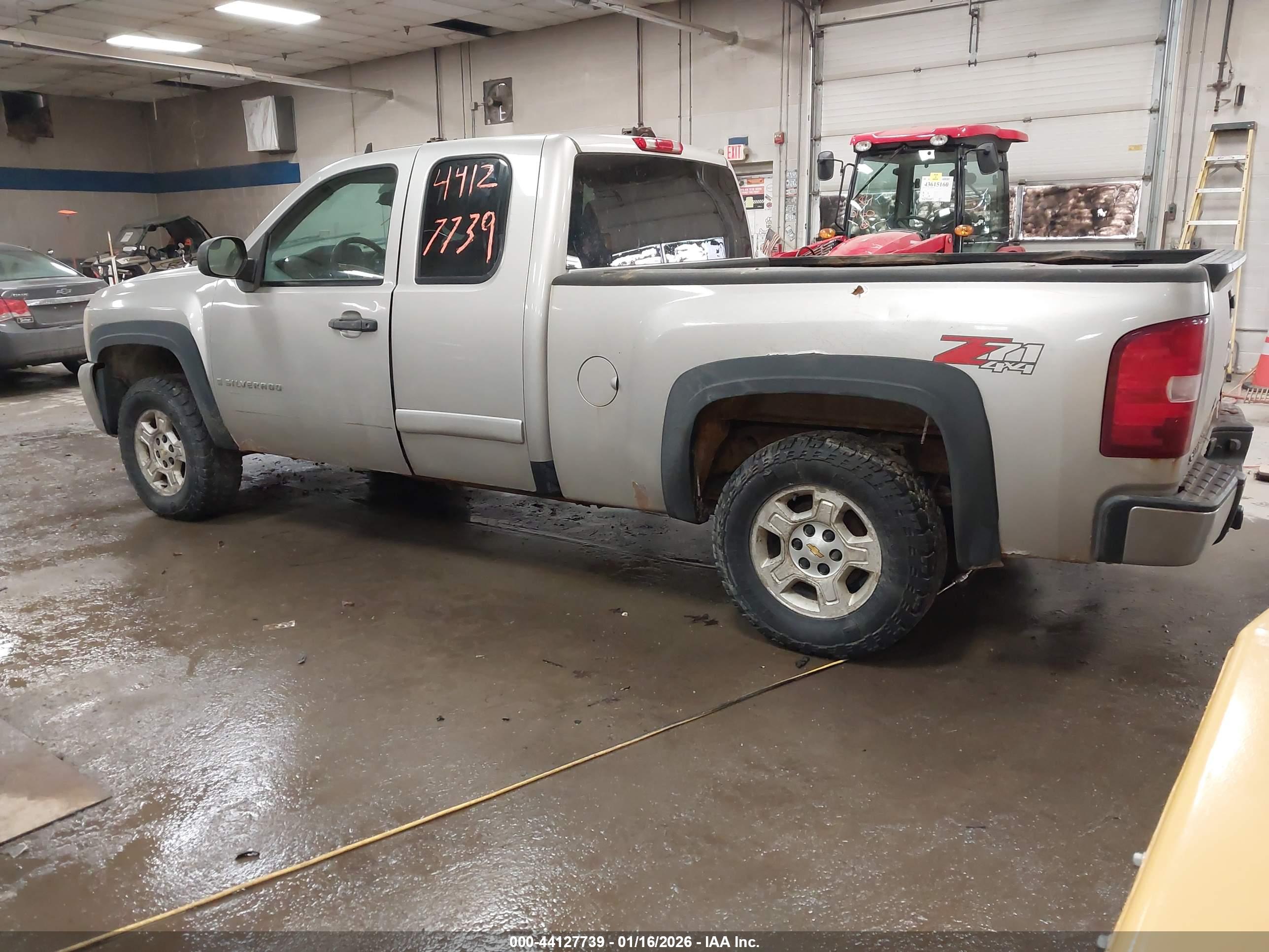 CHEVROLET SILVERADO image 3