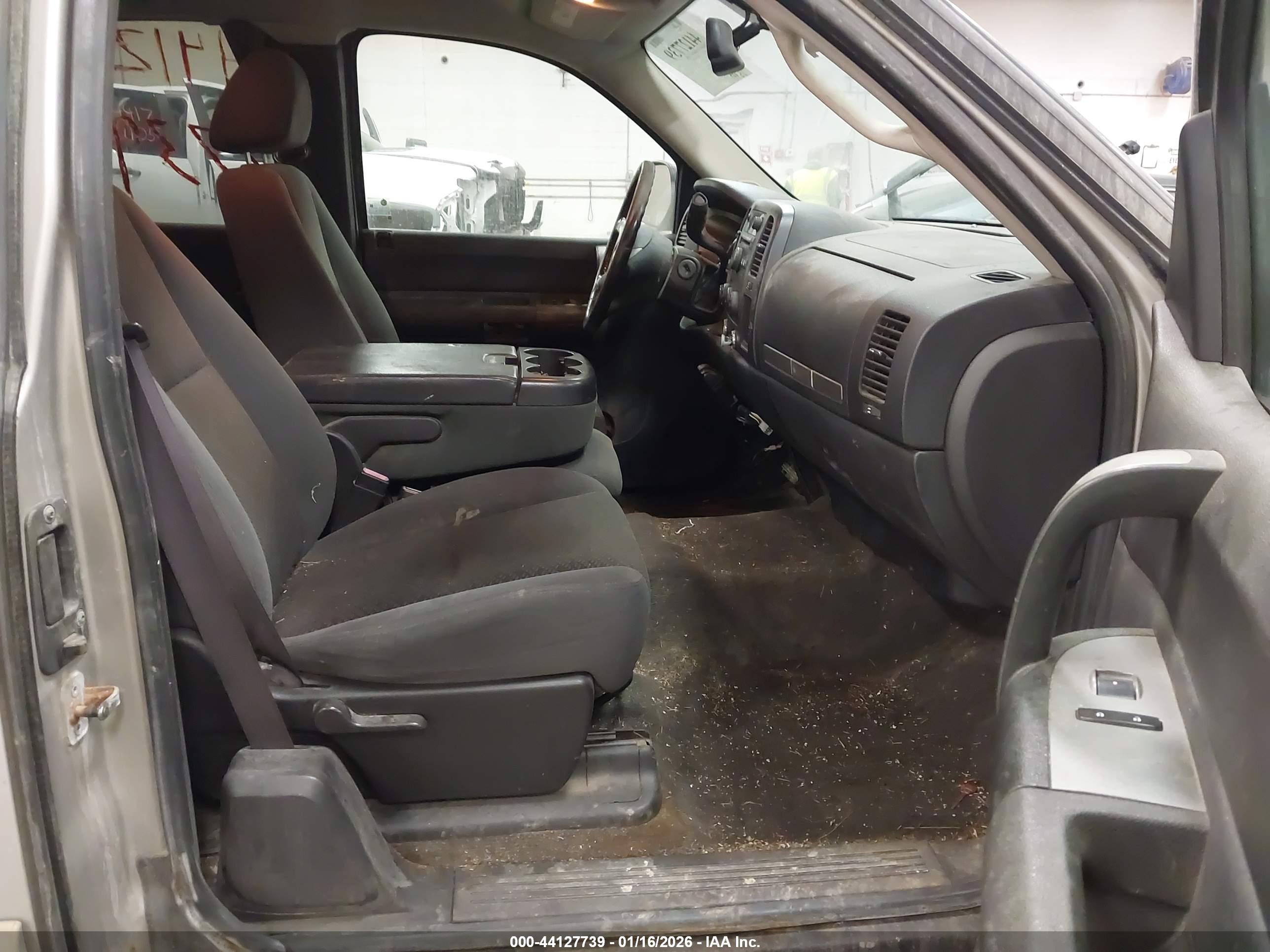 CHEVROLET SILVERADO image 5