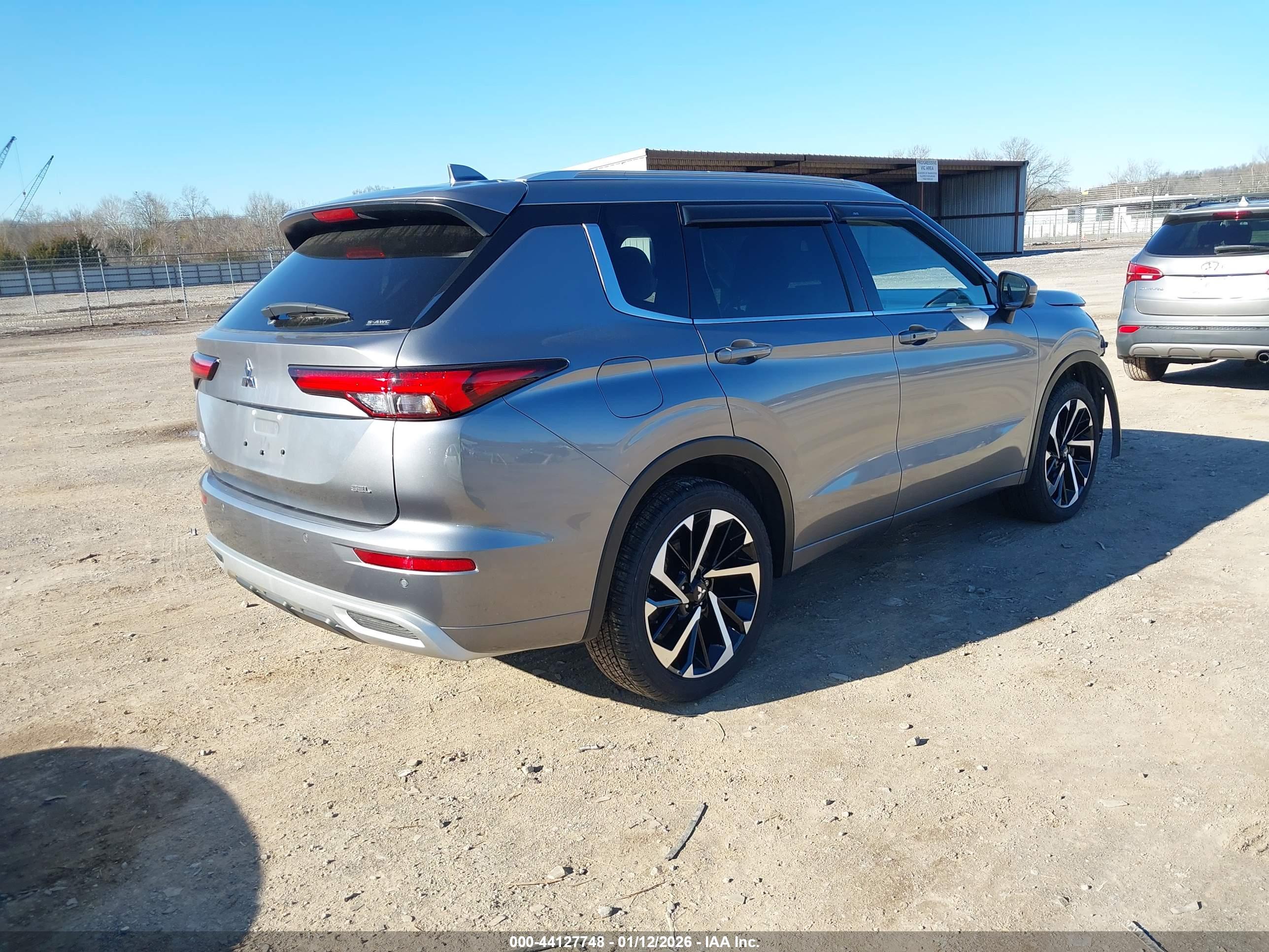 MITSUBISHI OUTLANDER image 4