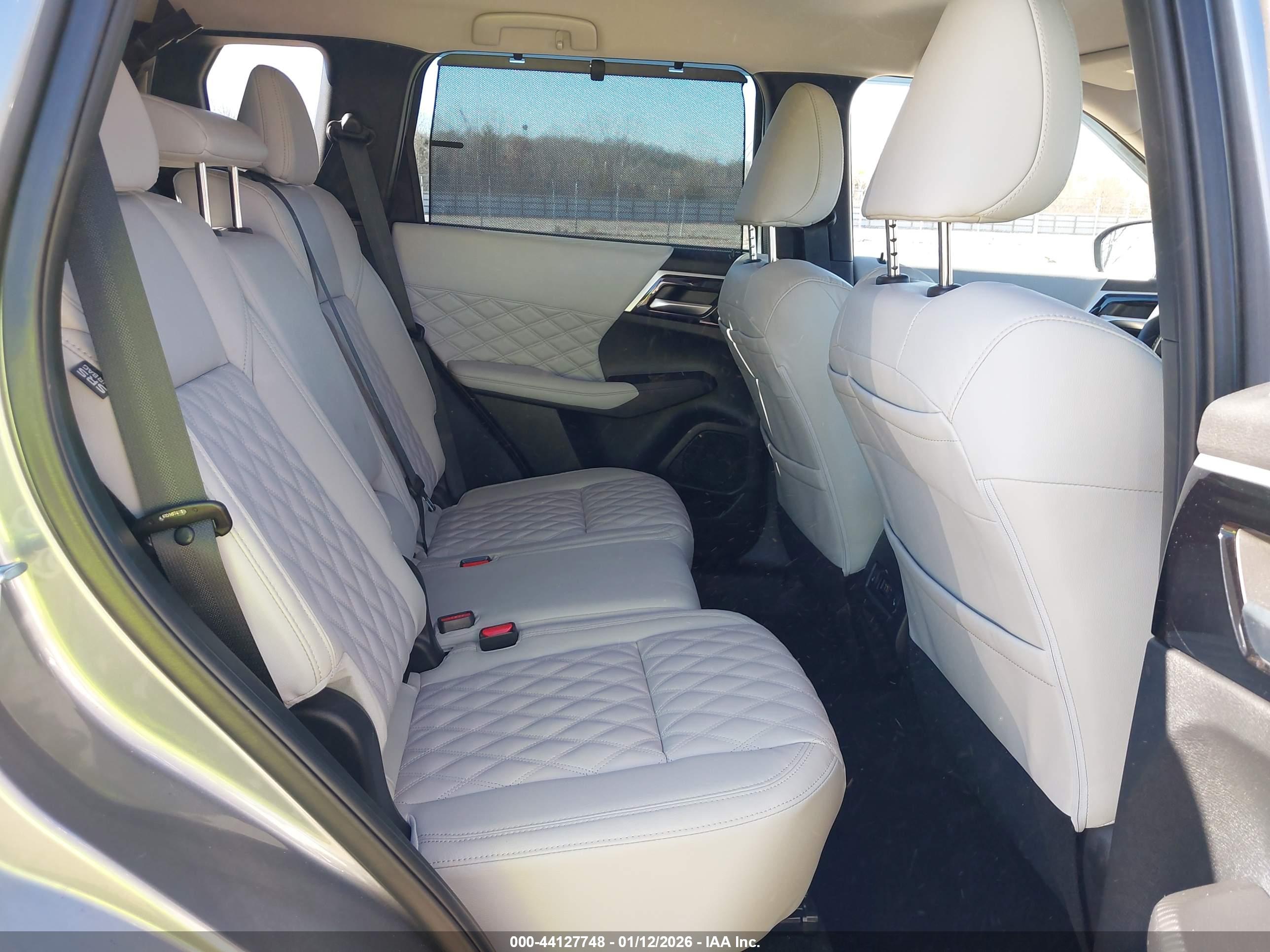 MITSUBISHI OUTLANDER image 8
