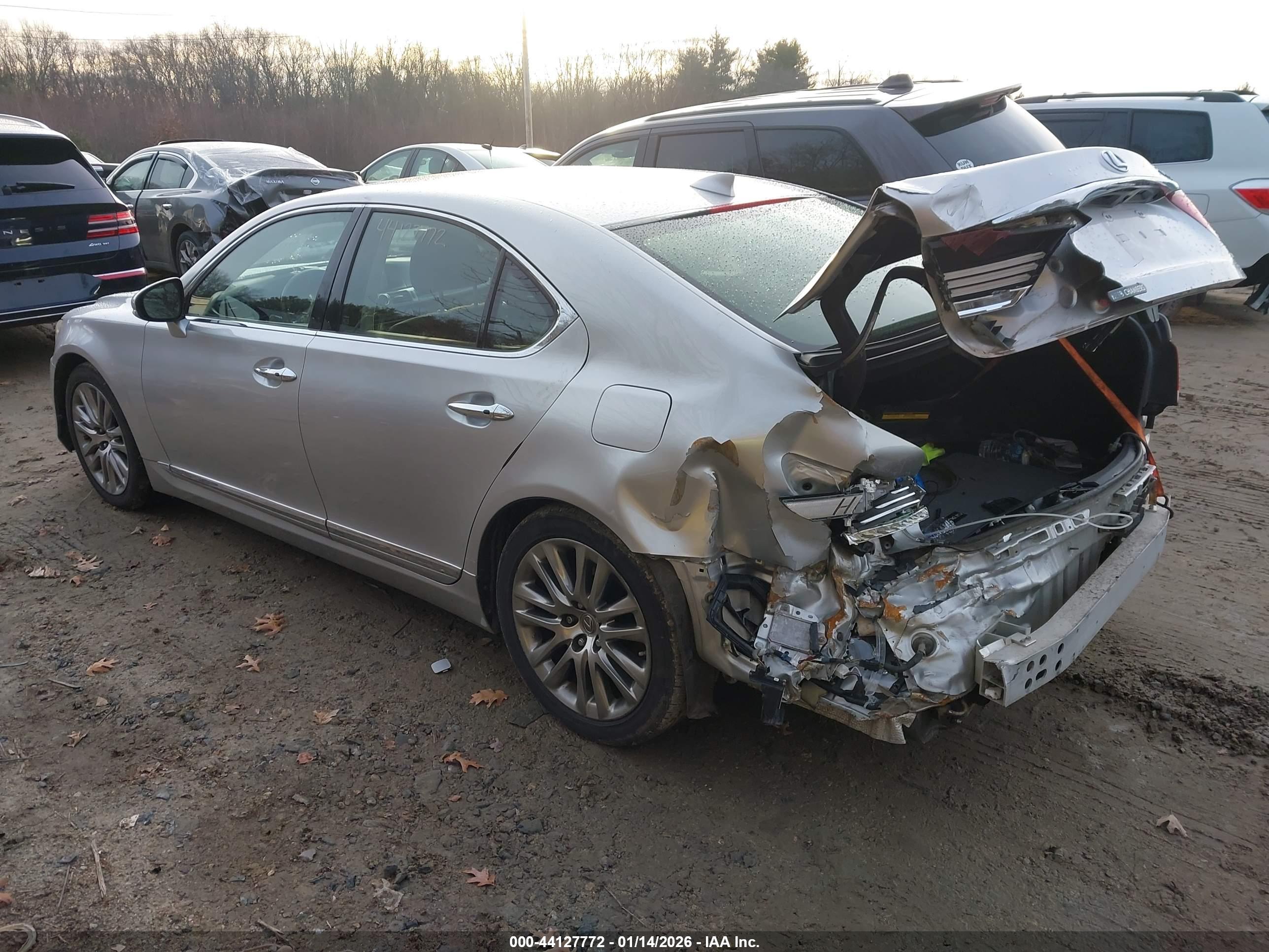 LEXUS LS image 3