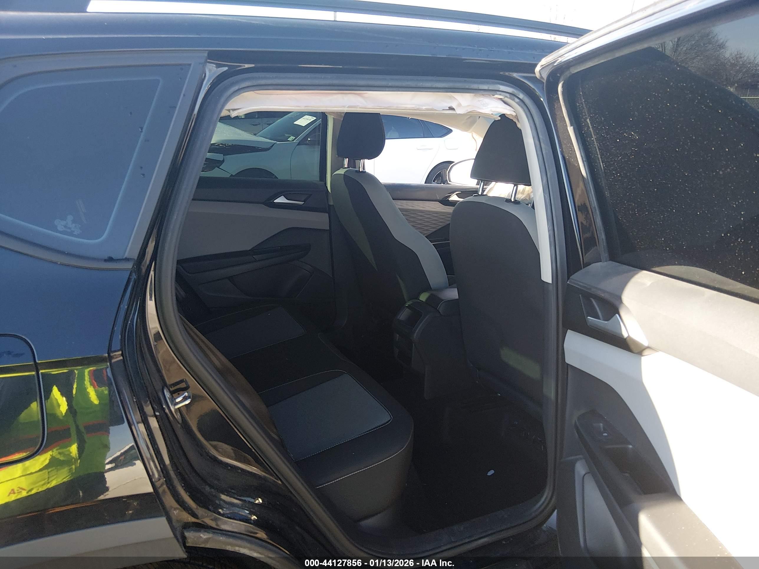 VOLKSWAGEN TAOS image 8