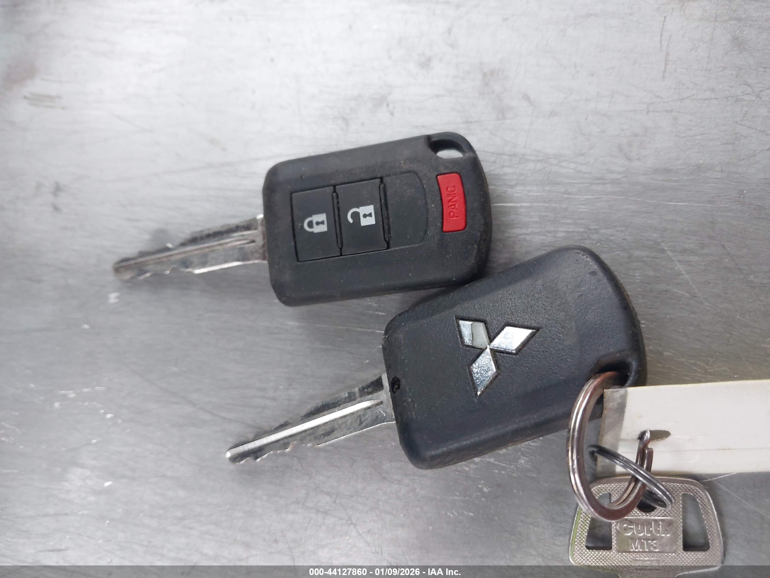 MITSUBISHI OUTLANDER image 11
