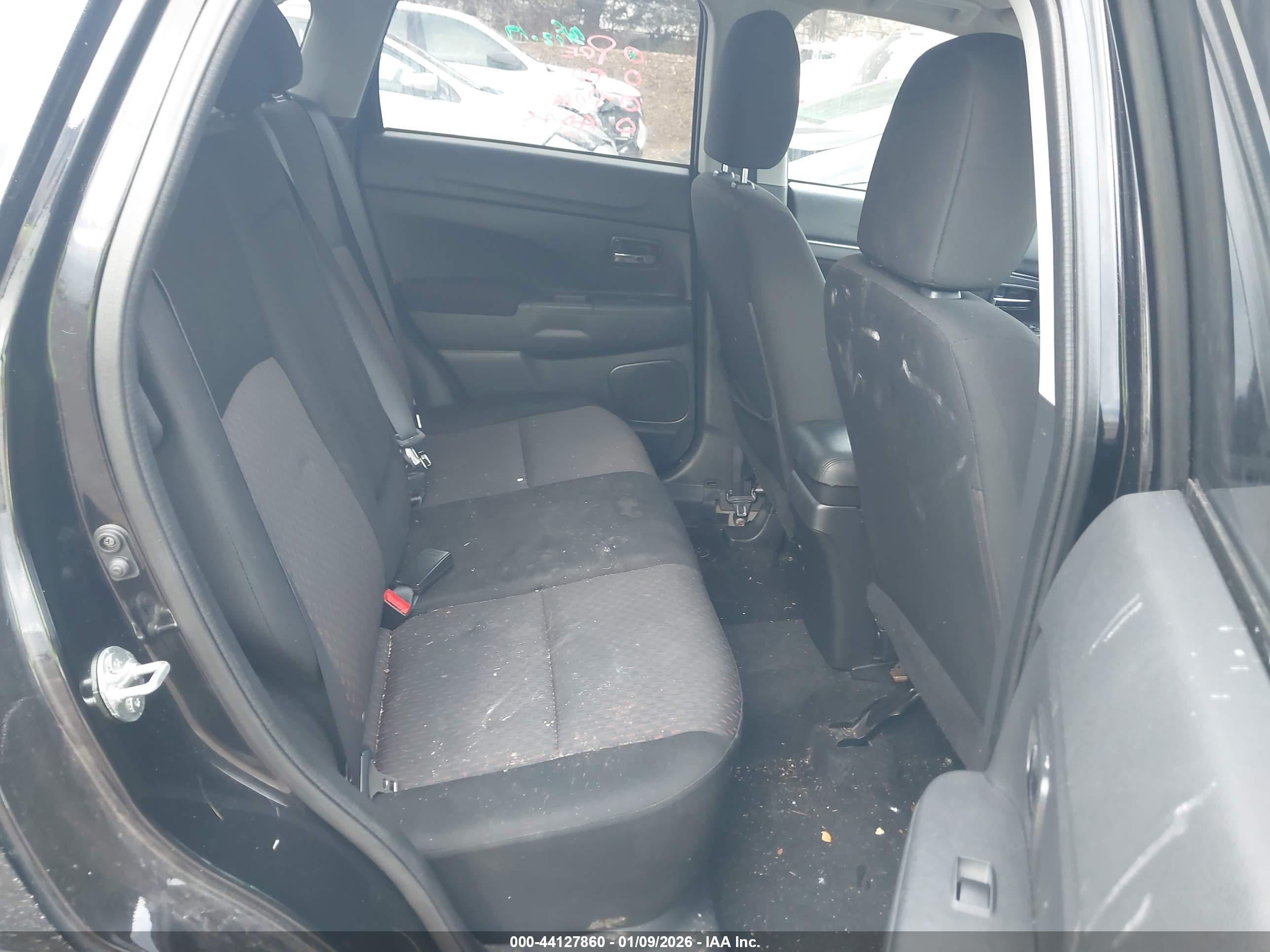 MITSUBISHI OUTLANDER image 8