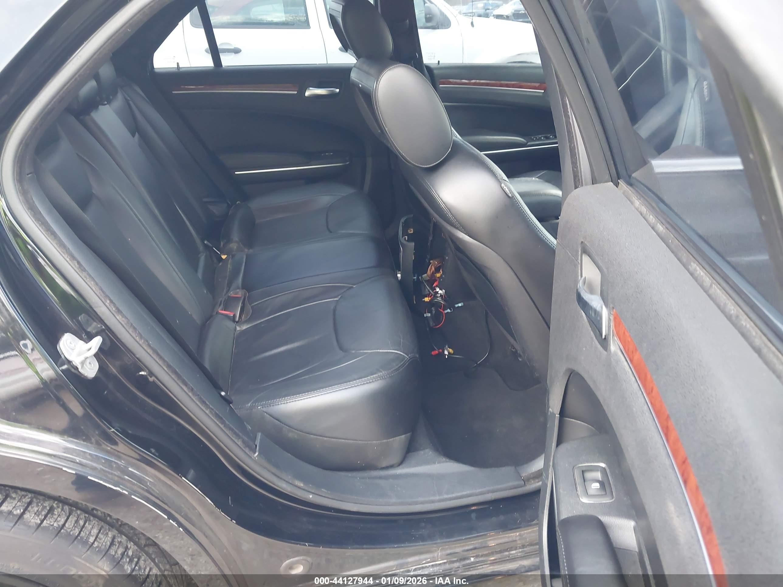 CHRYSLER 300 image 8
