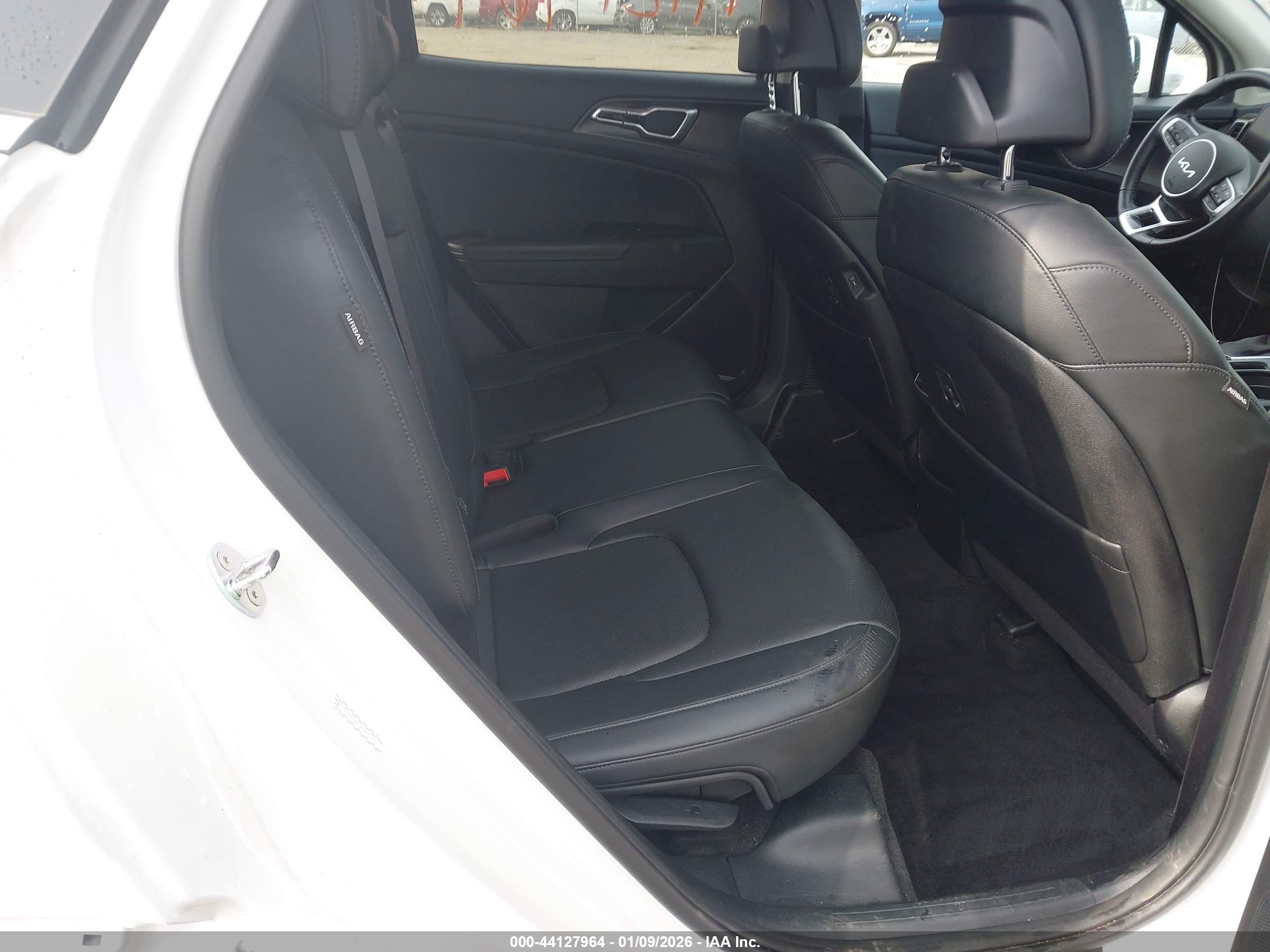 KIA SPORTAGE image 8