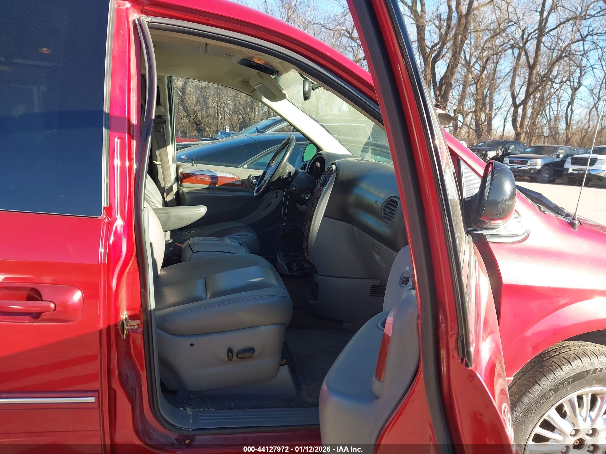 CHRYSLER TOWN image 5