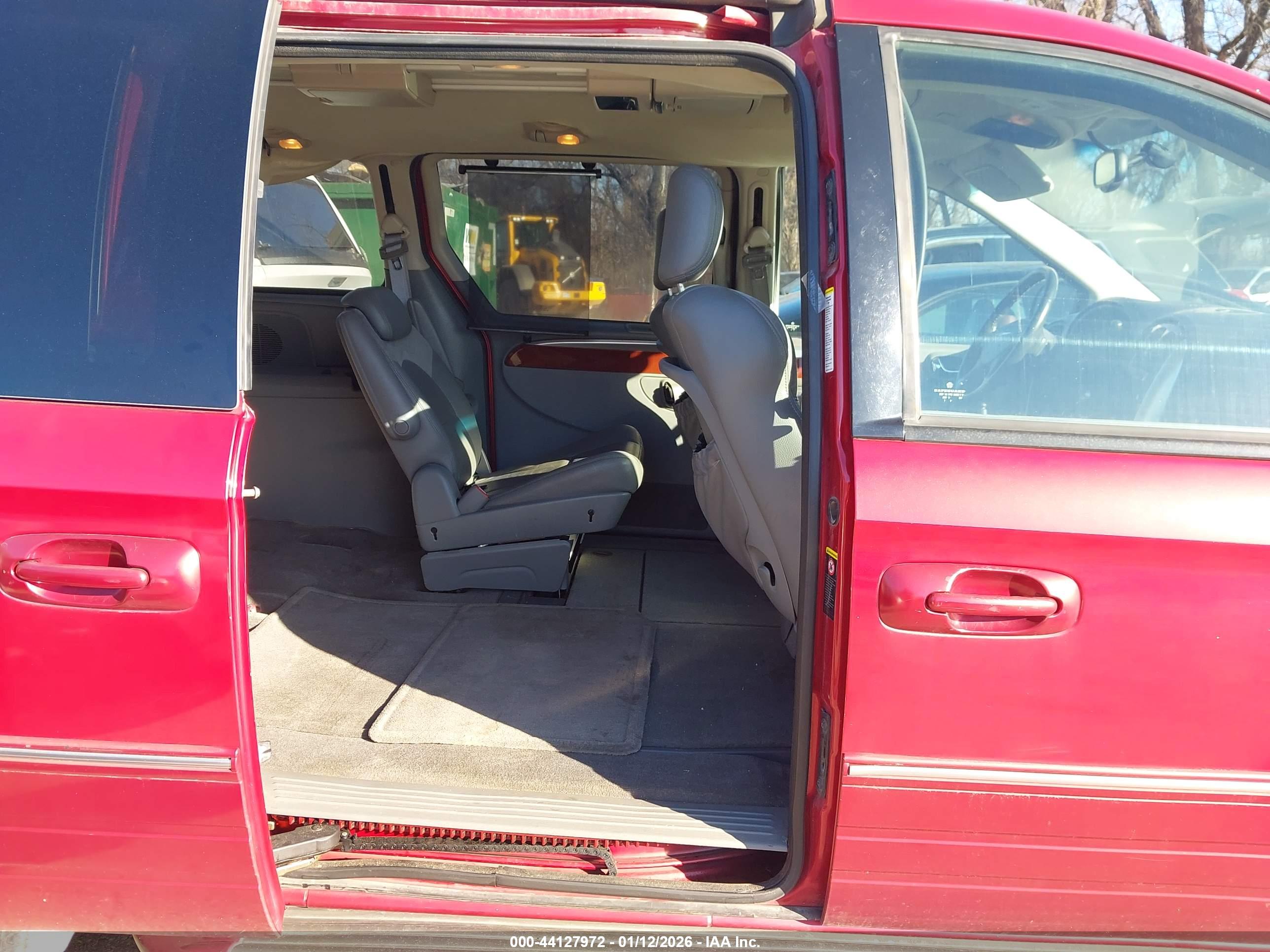 CHRYSLER TOWN image 8