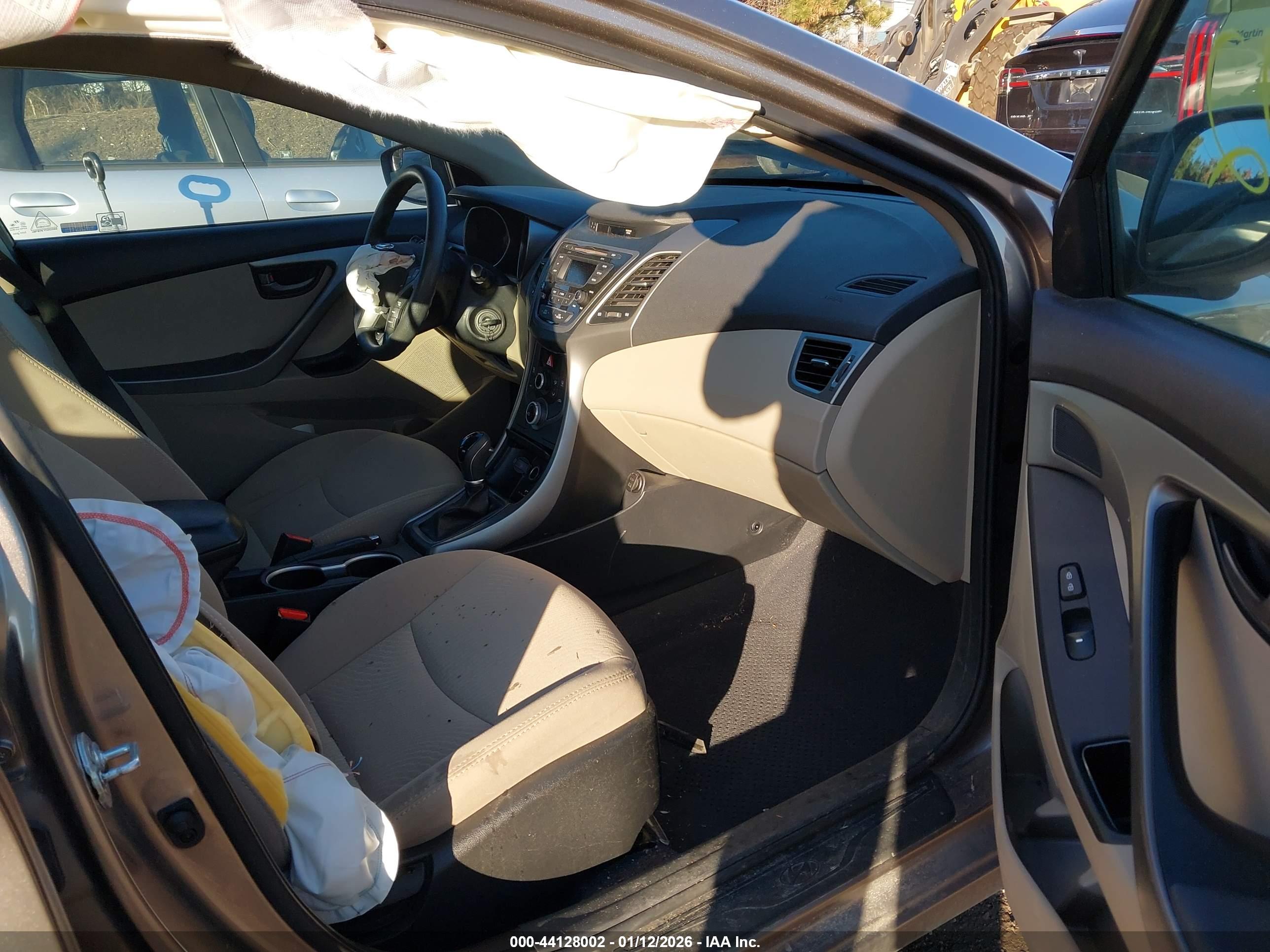 HYUNDAI ELANTRA image 5