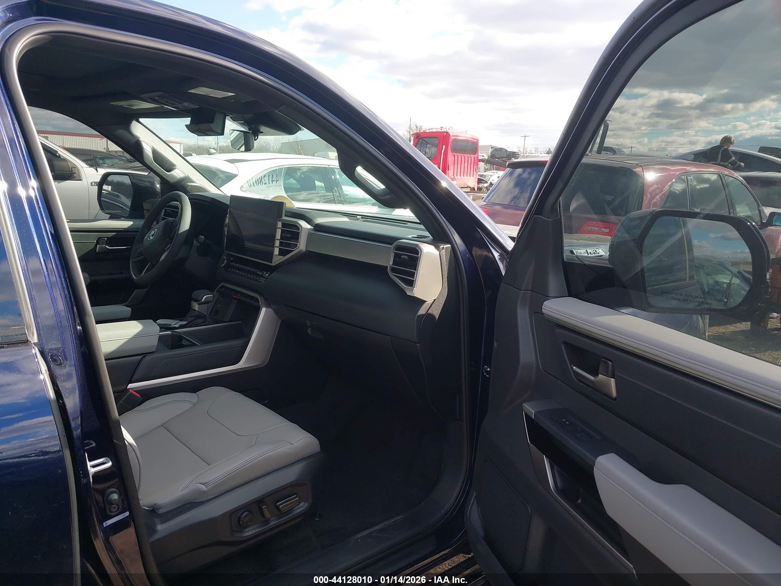TOYOTA SEQUOIA image 5