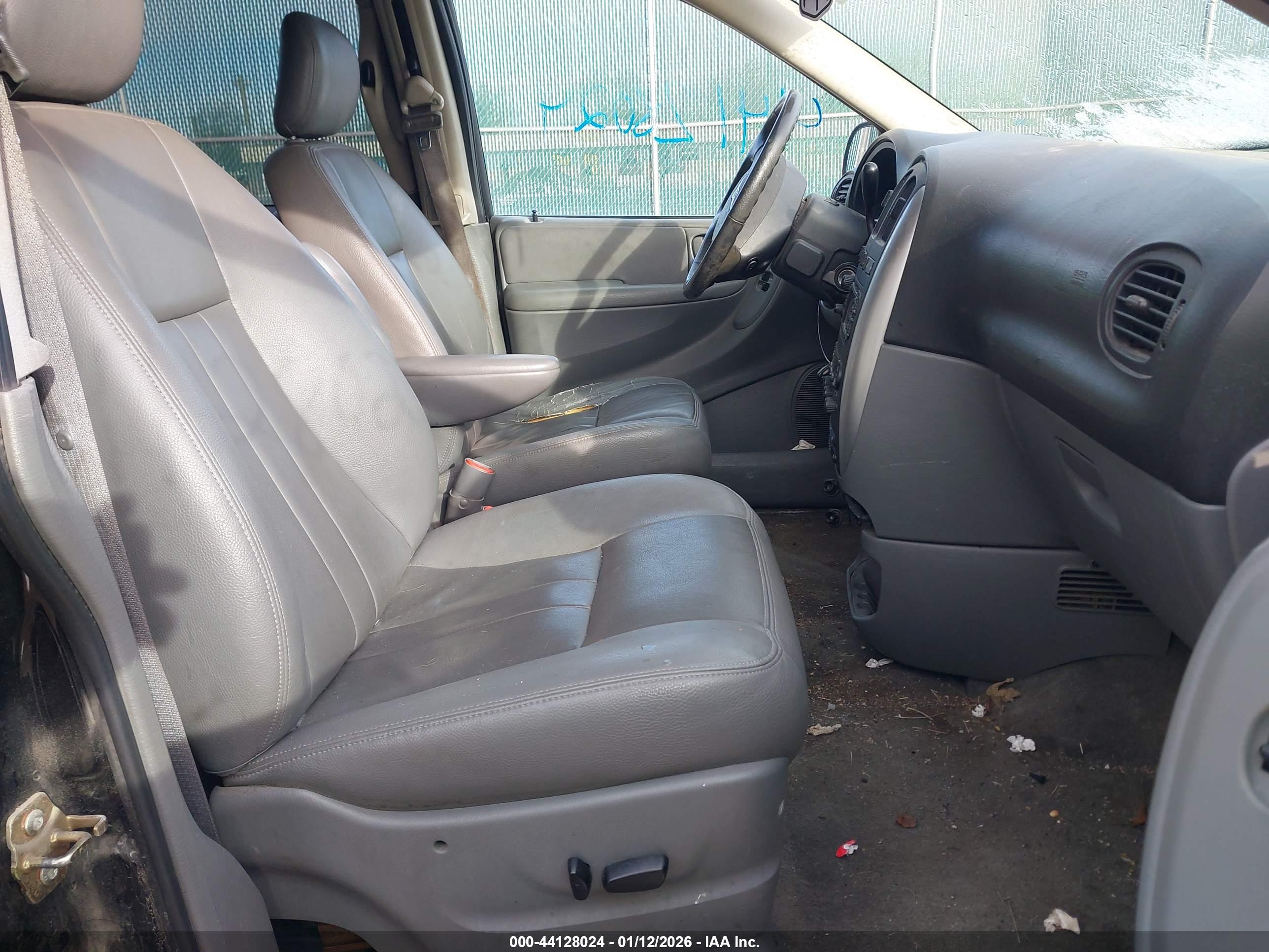 CHRYSLER TOWN image 5
