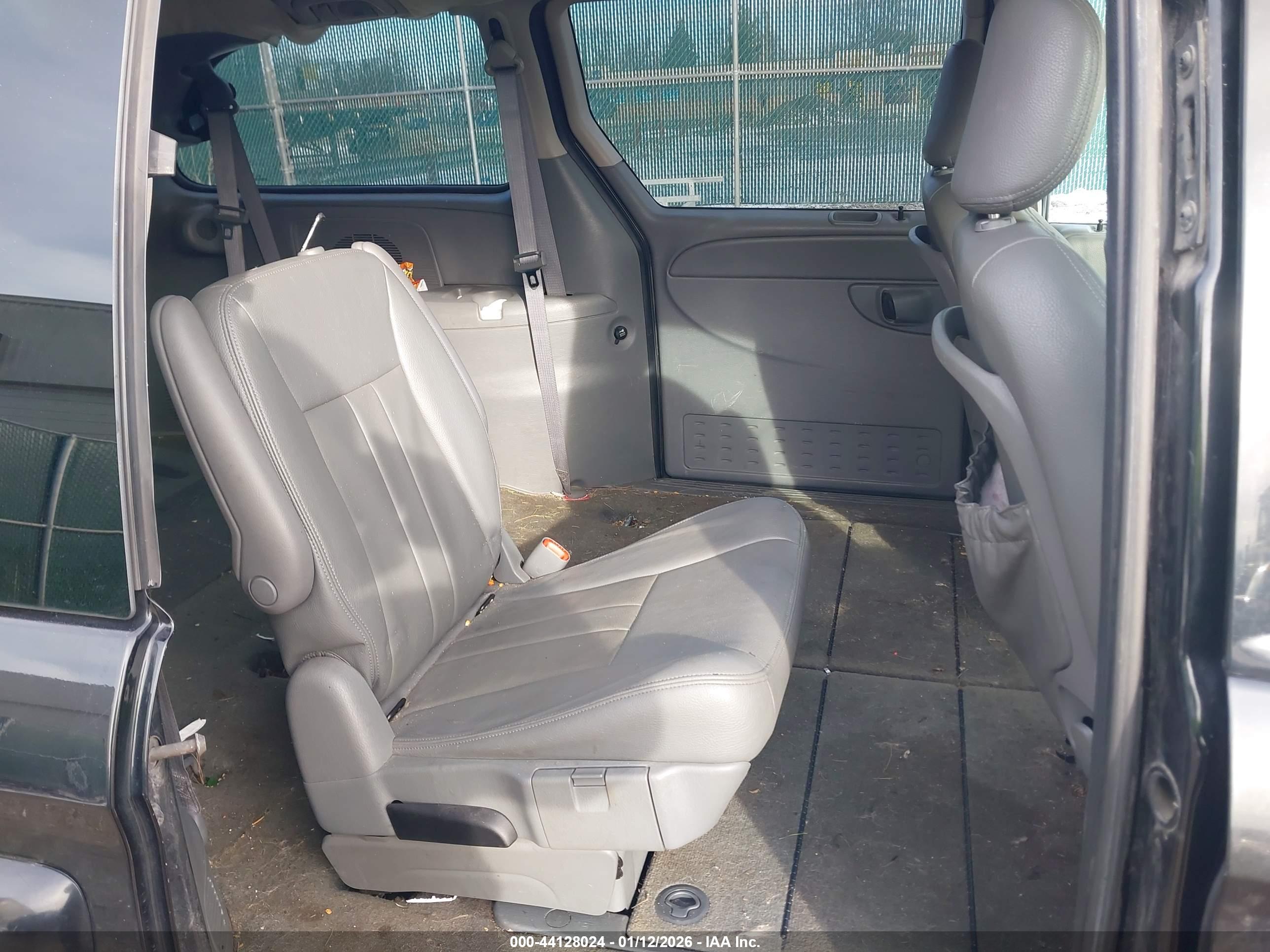 CHRYSLER TOWN image 8