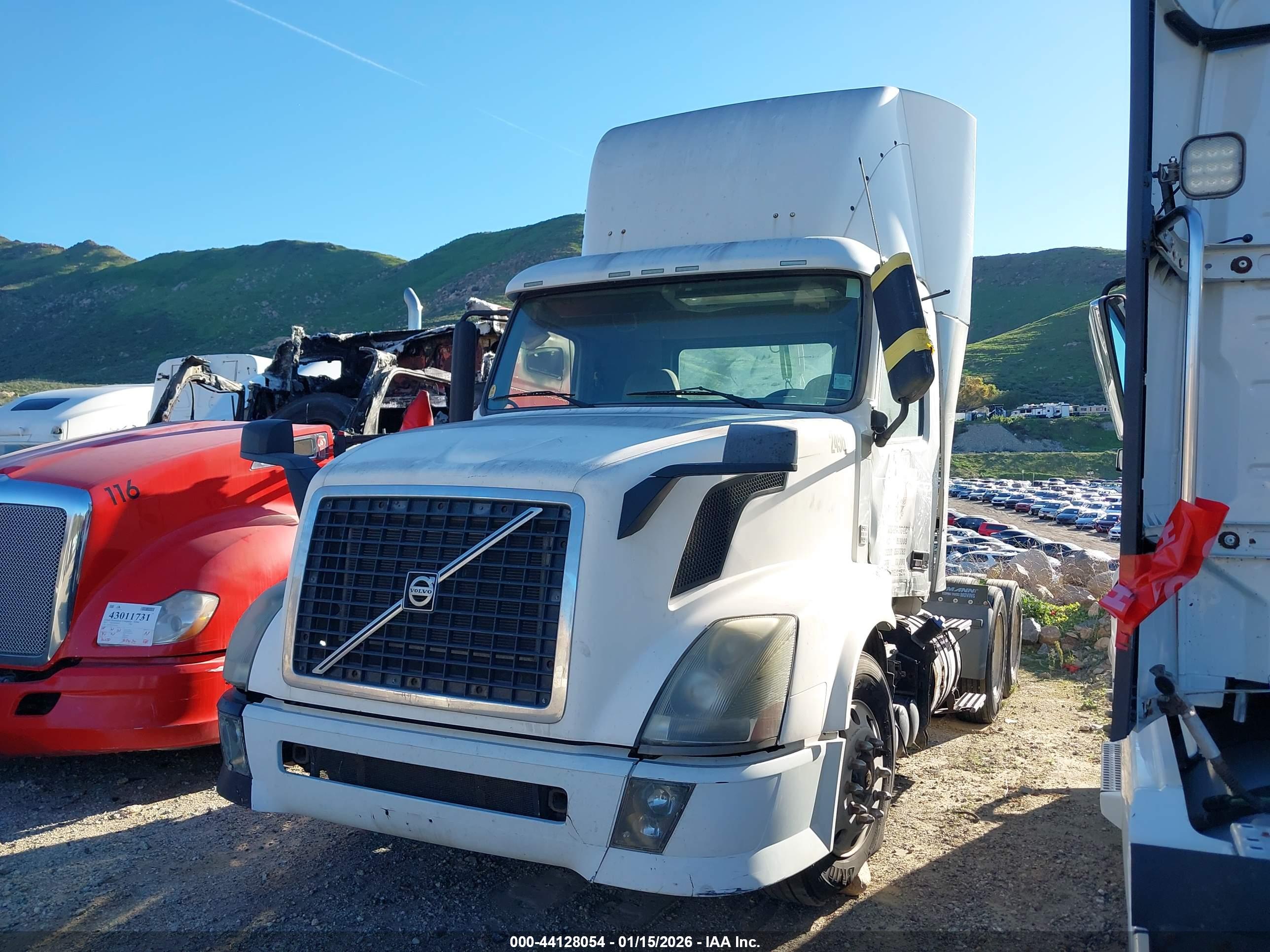 VOLVO VN image 2