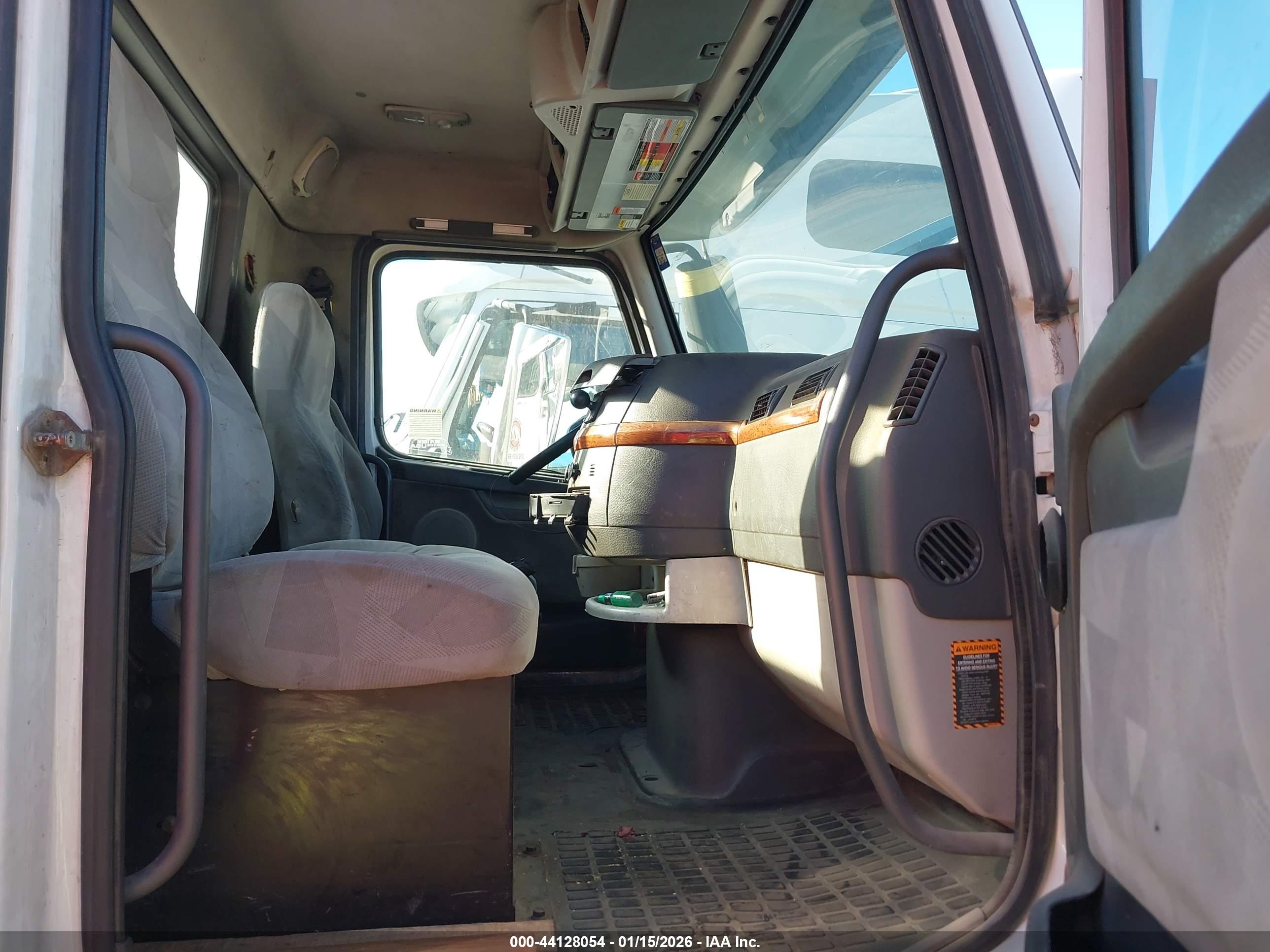 VOLVO VN image 8