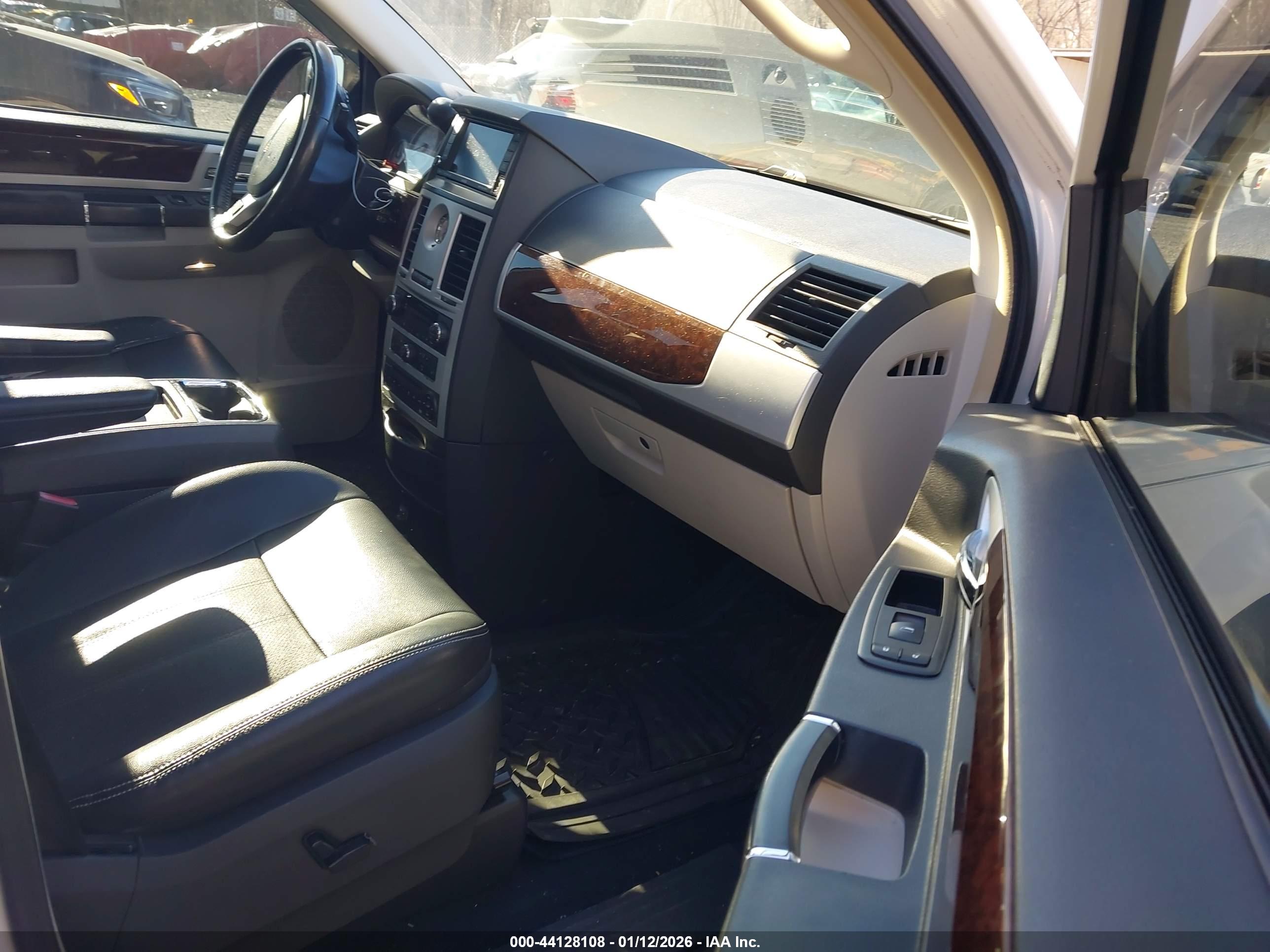 CHRYSLER TOWN image 5