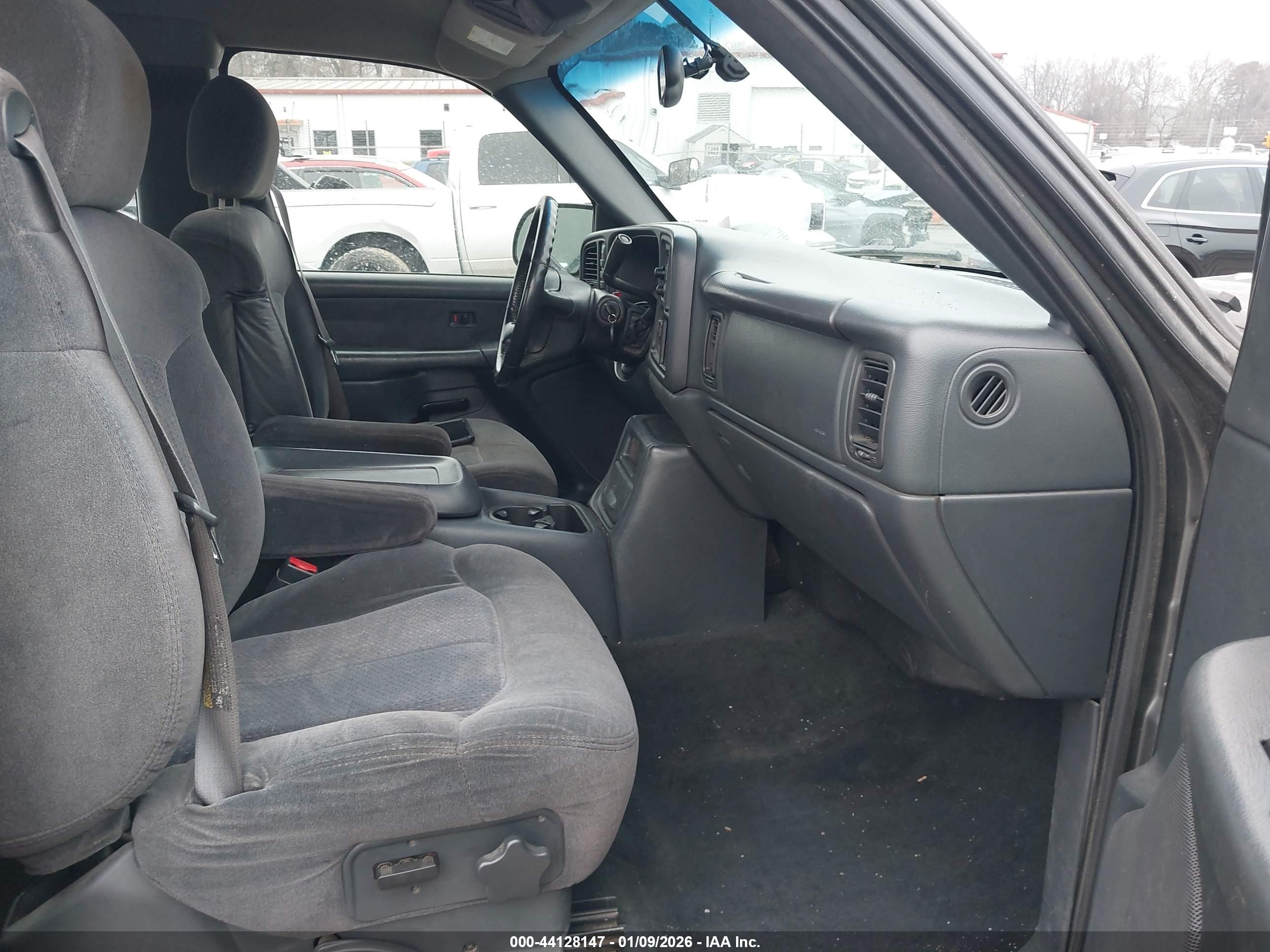 CHEVROLET SILVERADO image 5