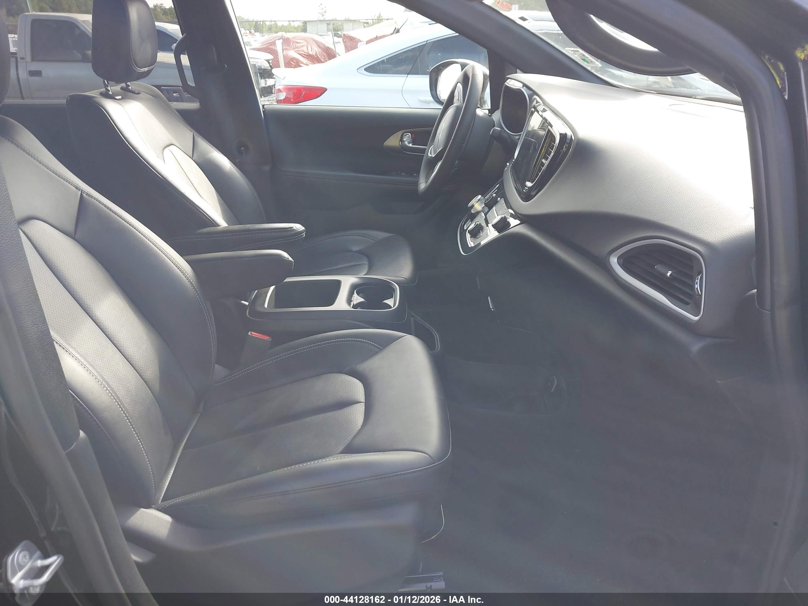 CHRYSLER PACIFICA image 5