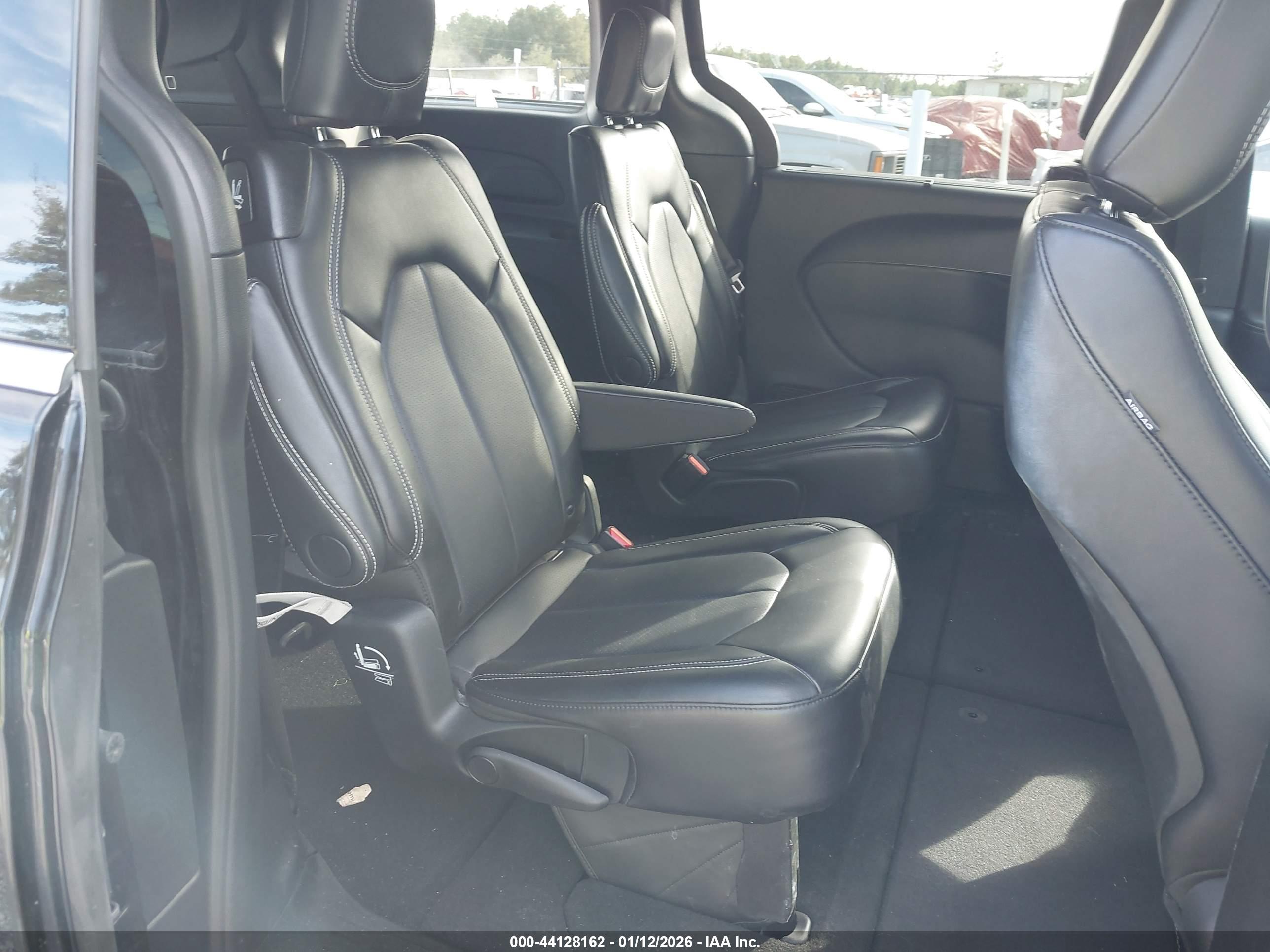 CHRYSLER PACIFICA image 8