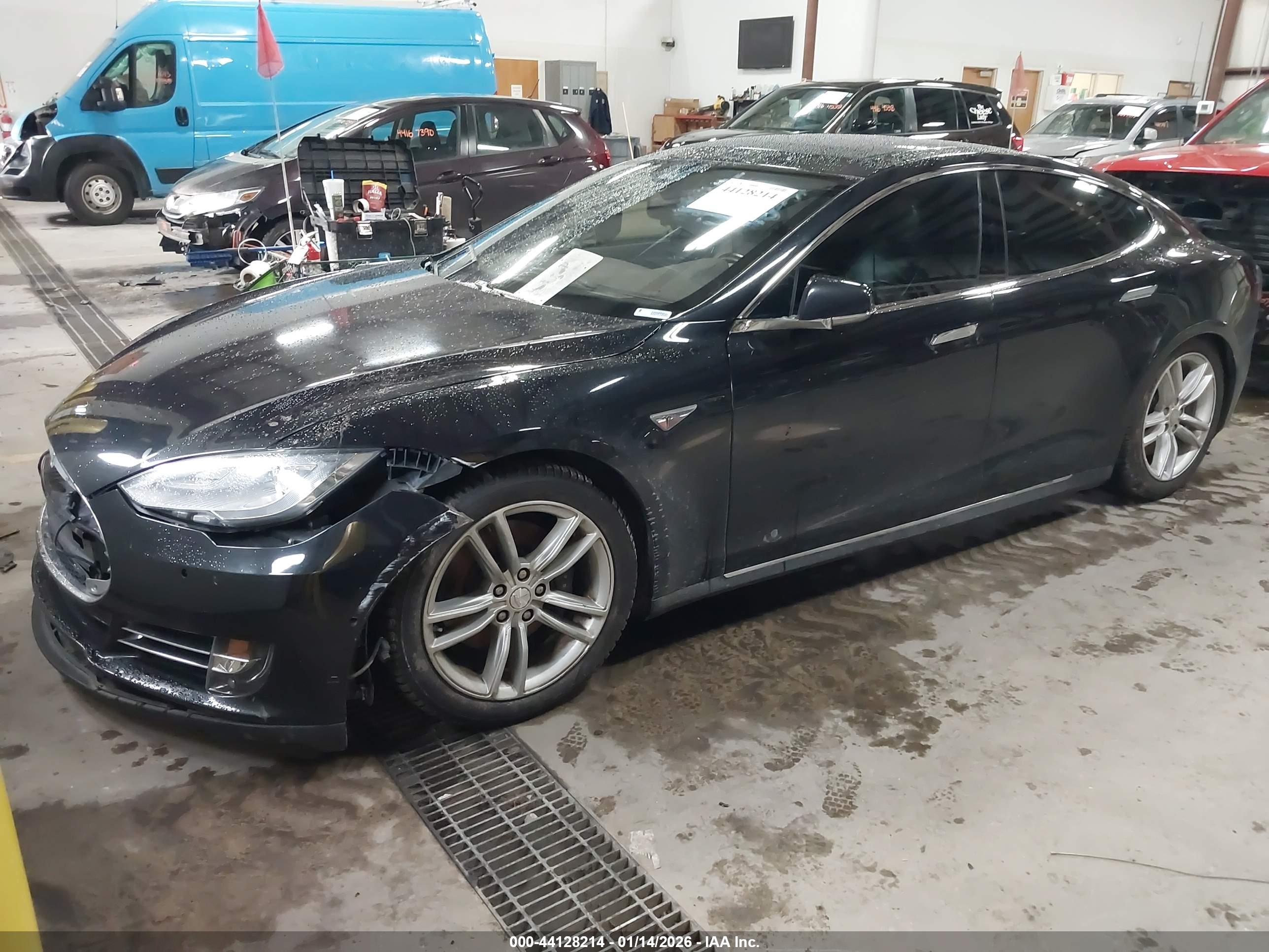 TESLA MODEL image 2