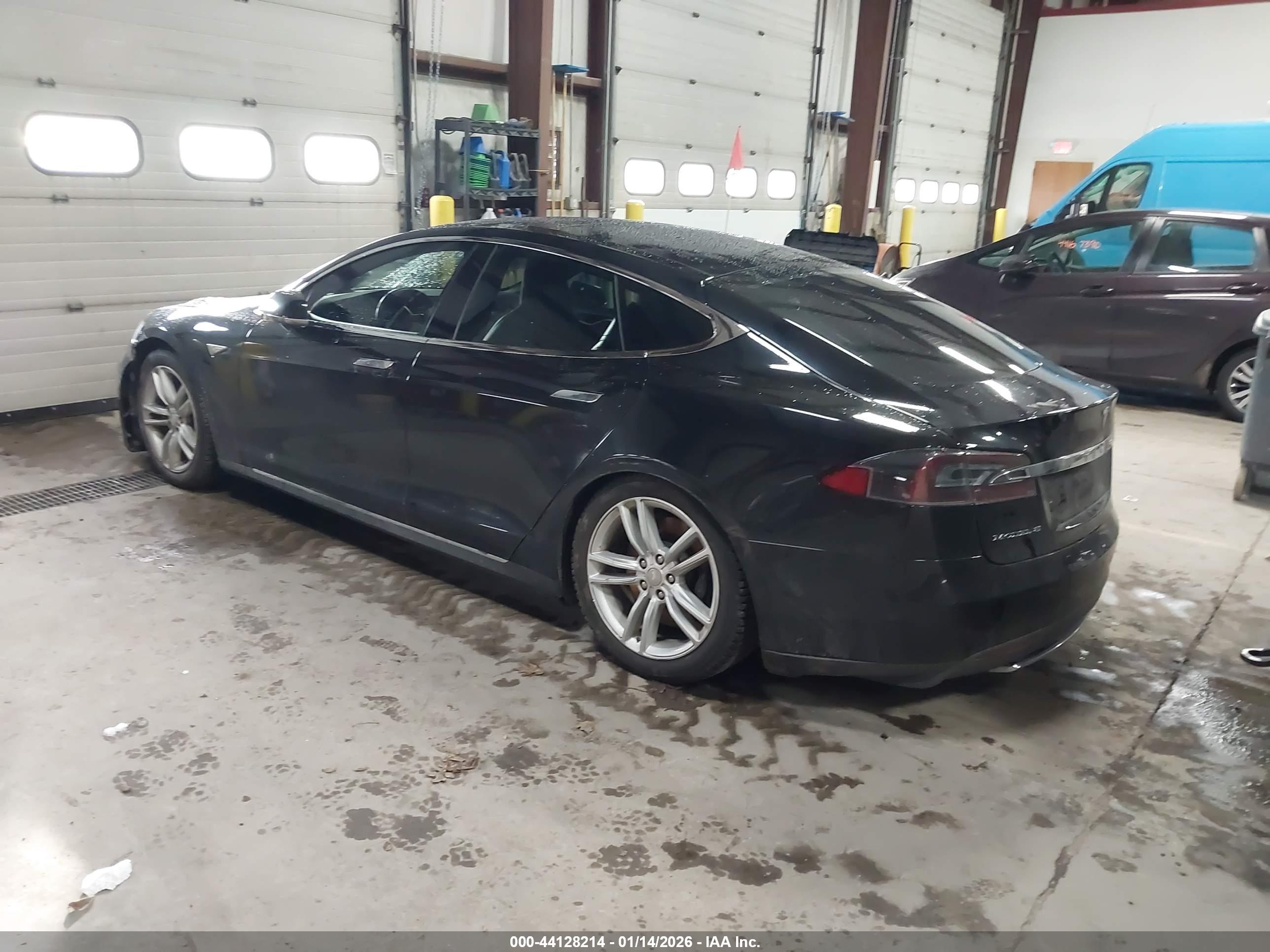 TESLA MODEL image 3