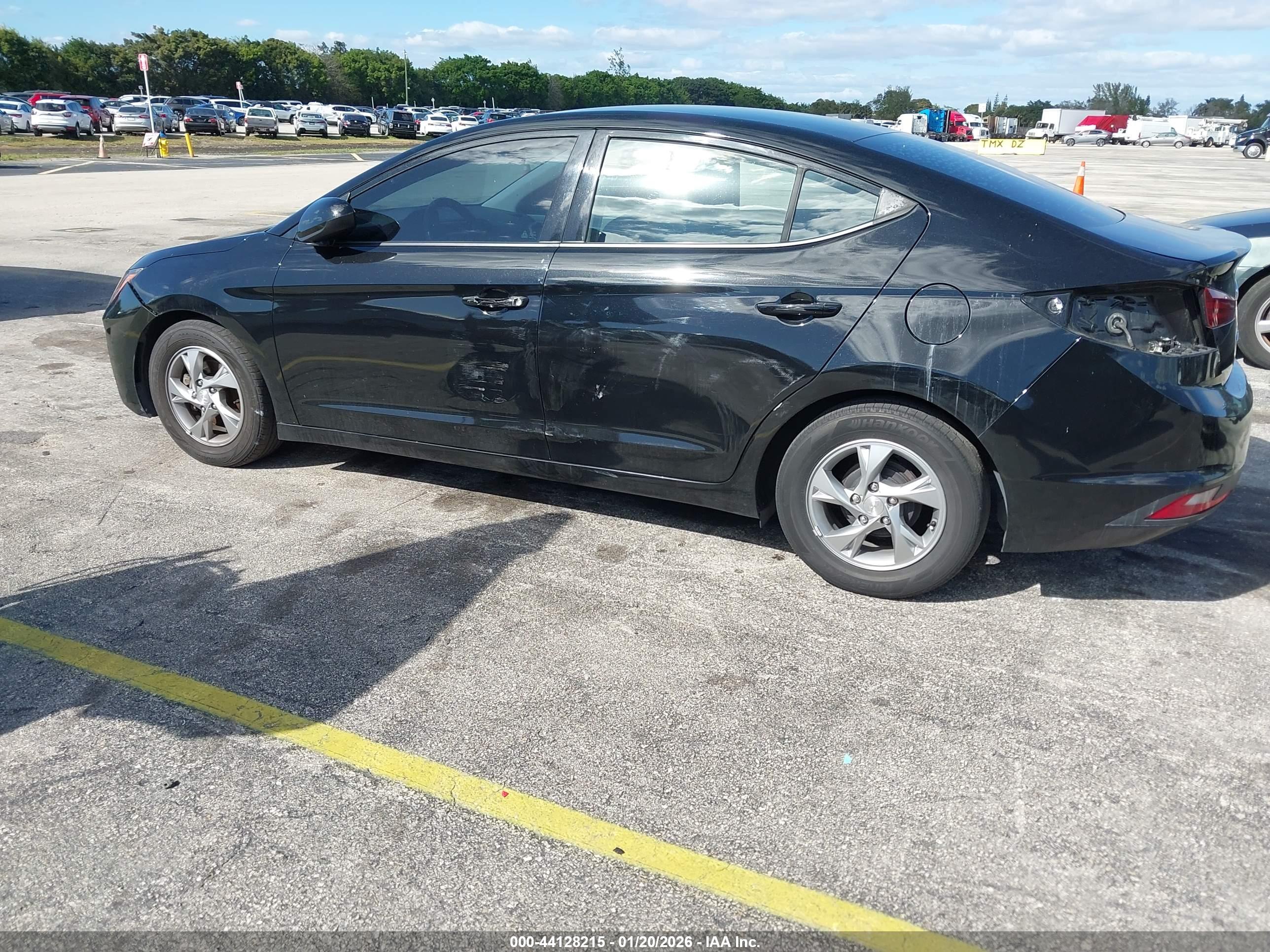 HYUNDAI ELANTRA image 6