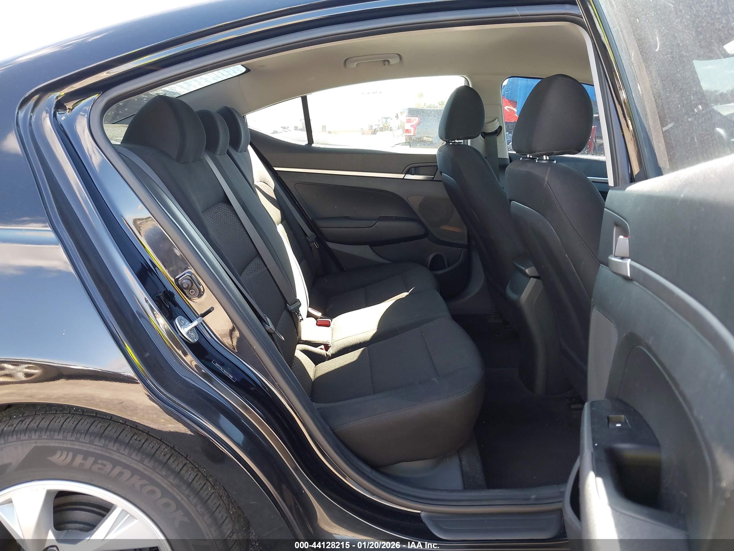 HYUNDAI ELANTRA image 8