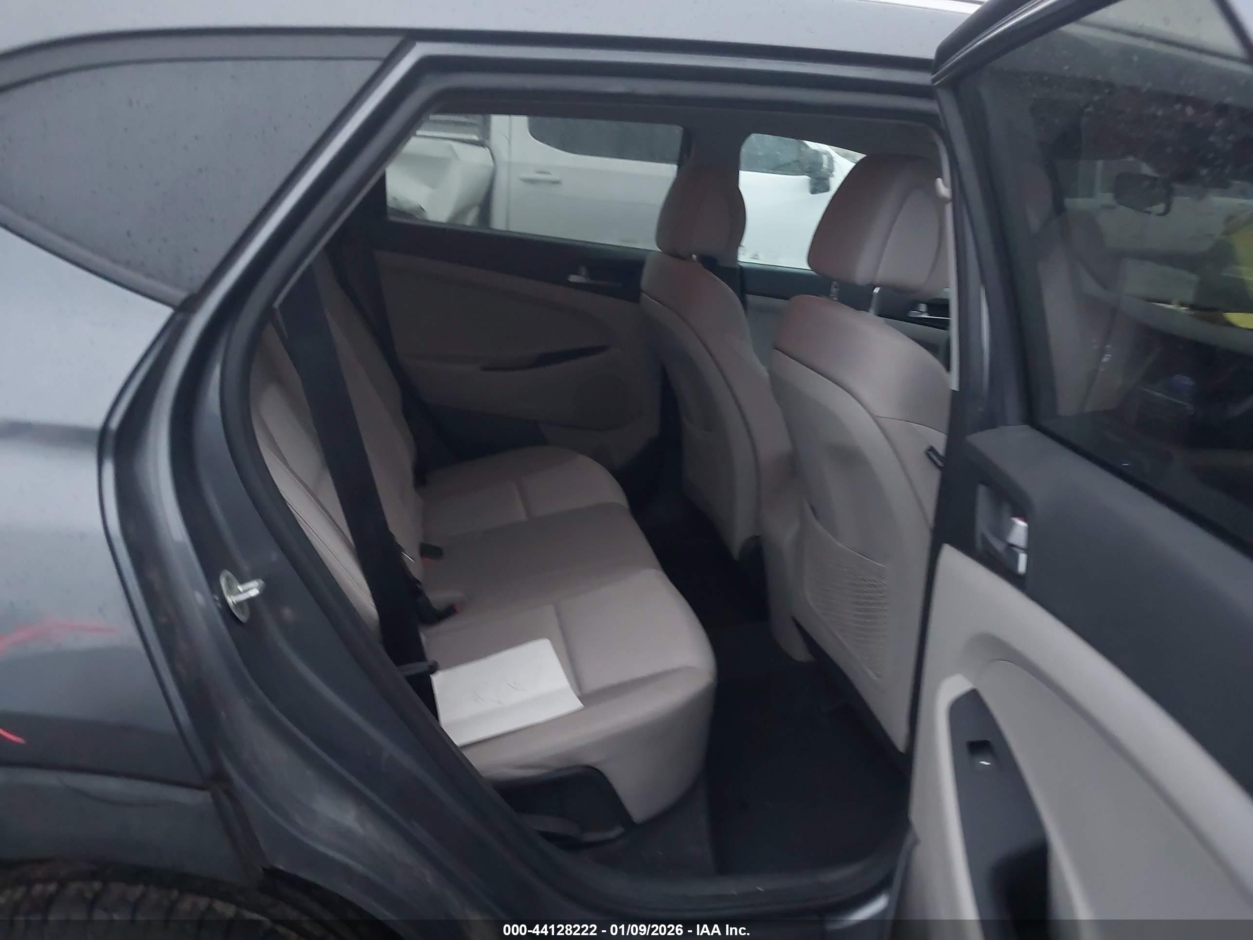 HYUNDAI TUCSON image 8