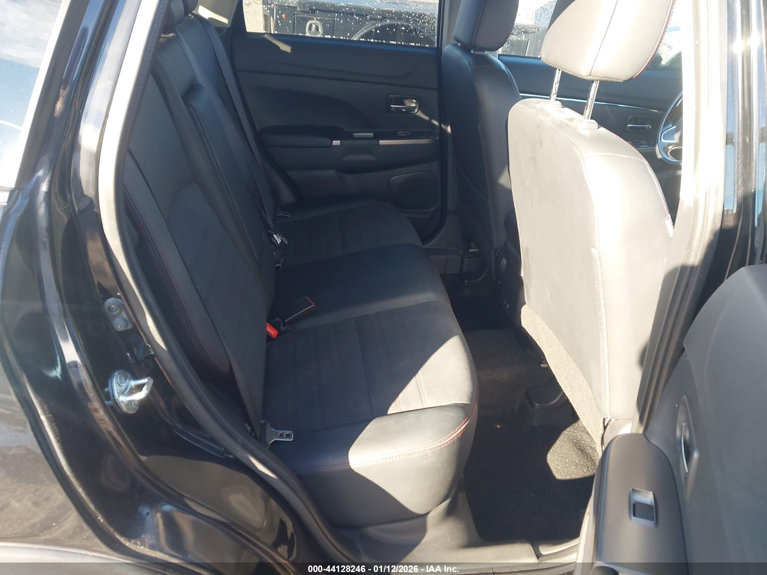 MITSUBISHI OUTLANDER image 8