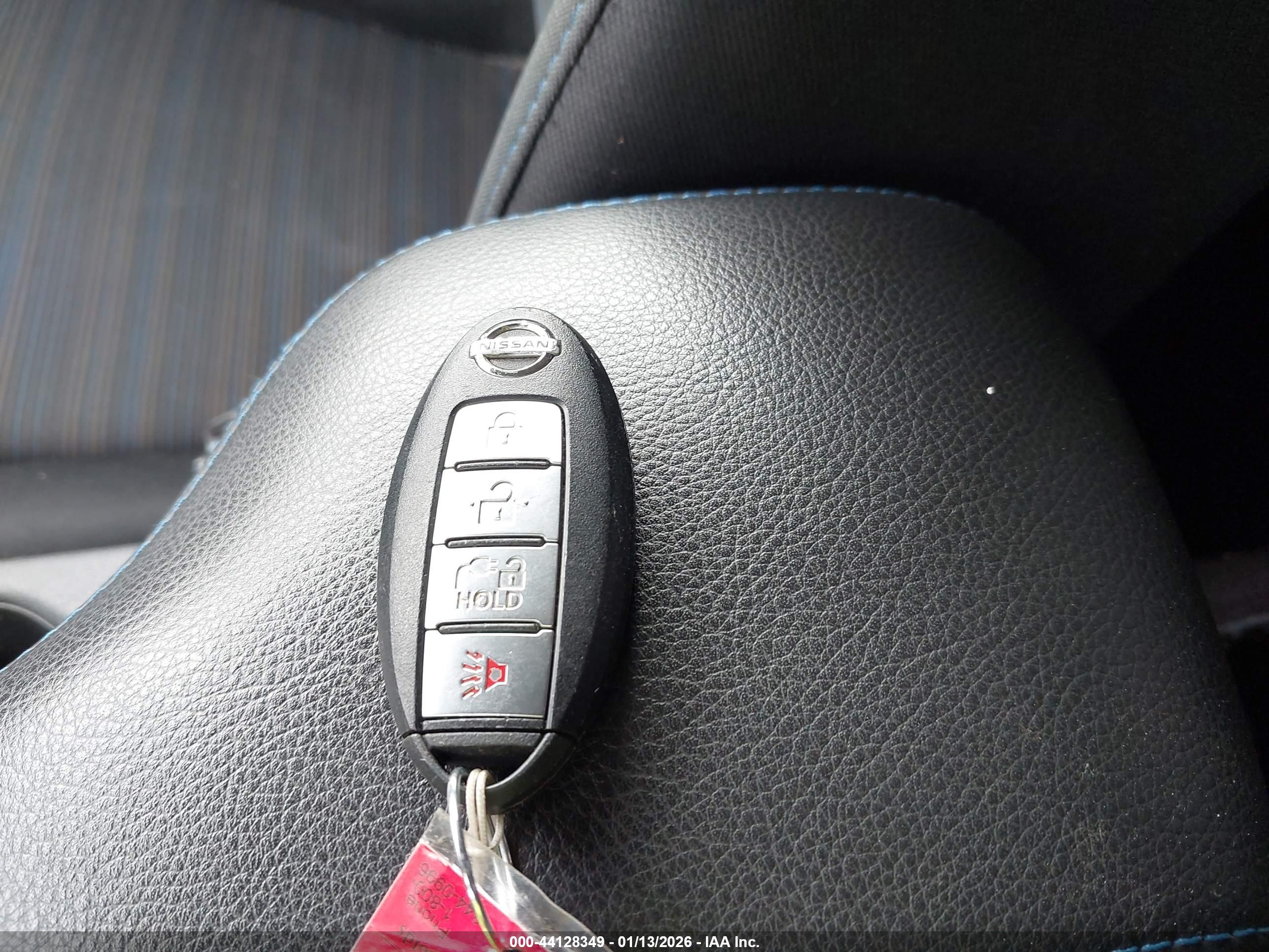 NISSAN LEAF image 11