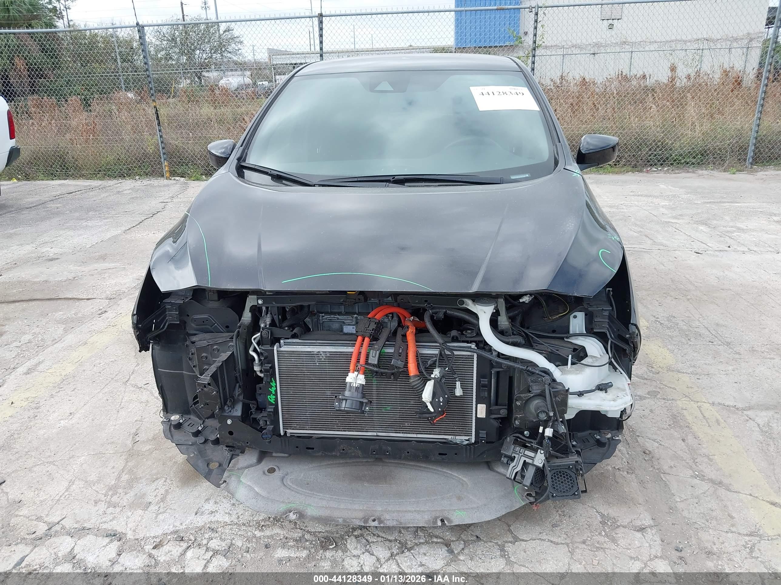 NISSAN LEAF image 6