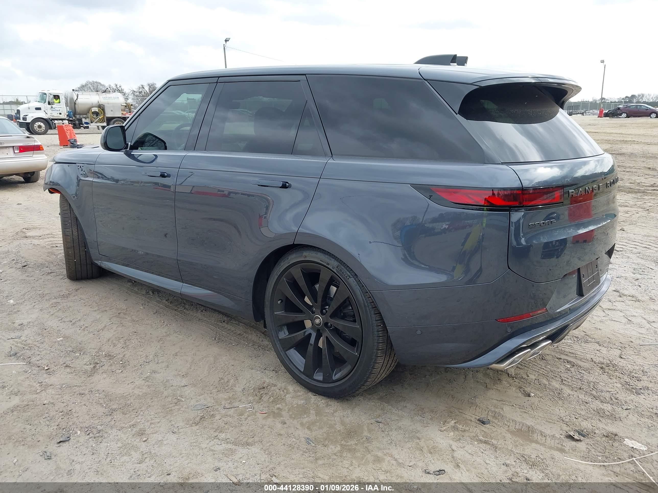 LAND ROVER image 3