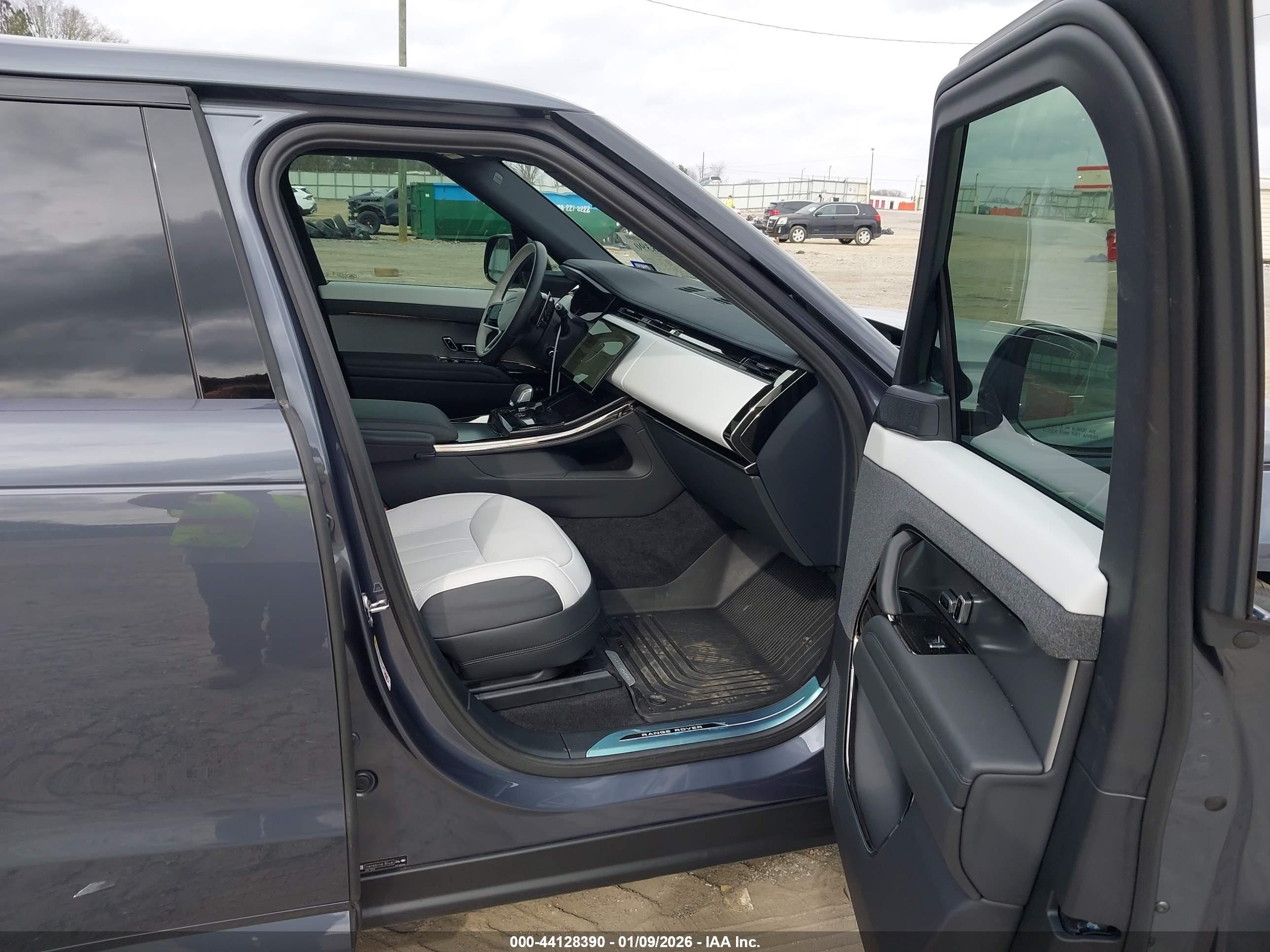 LAND ROVER image 5