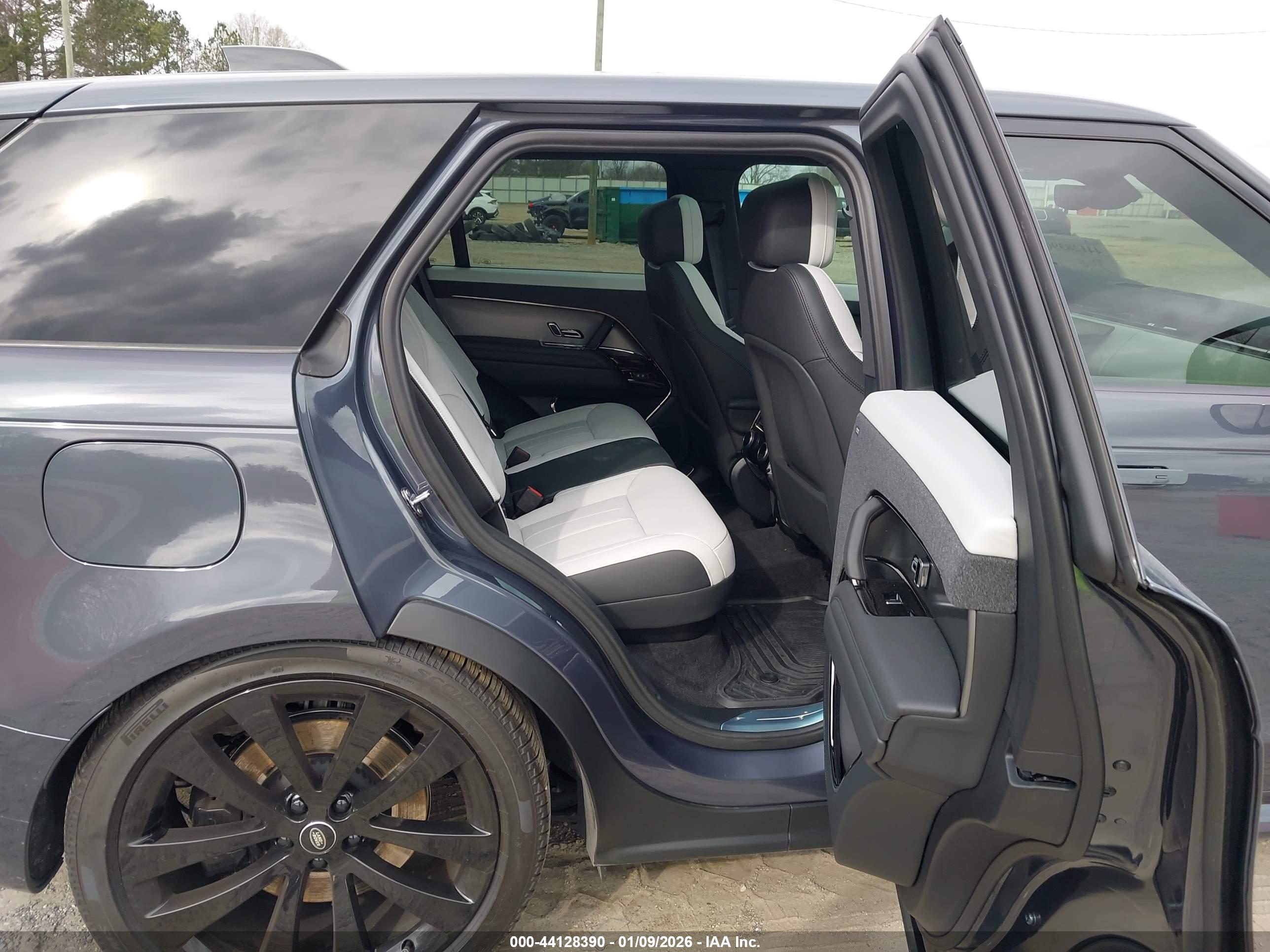 LAND ROVER image 8
