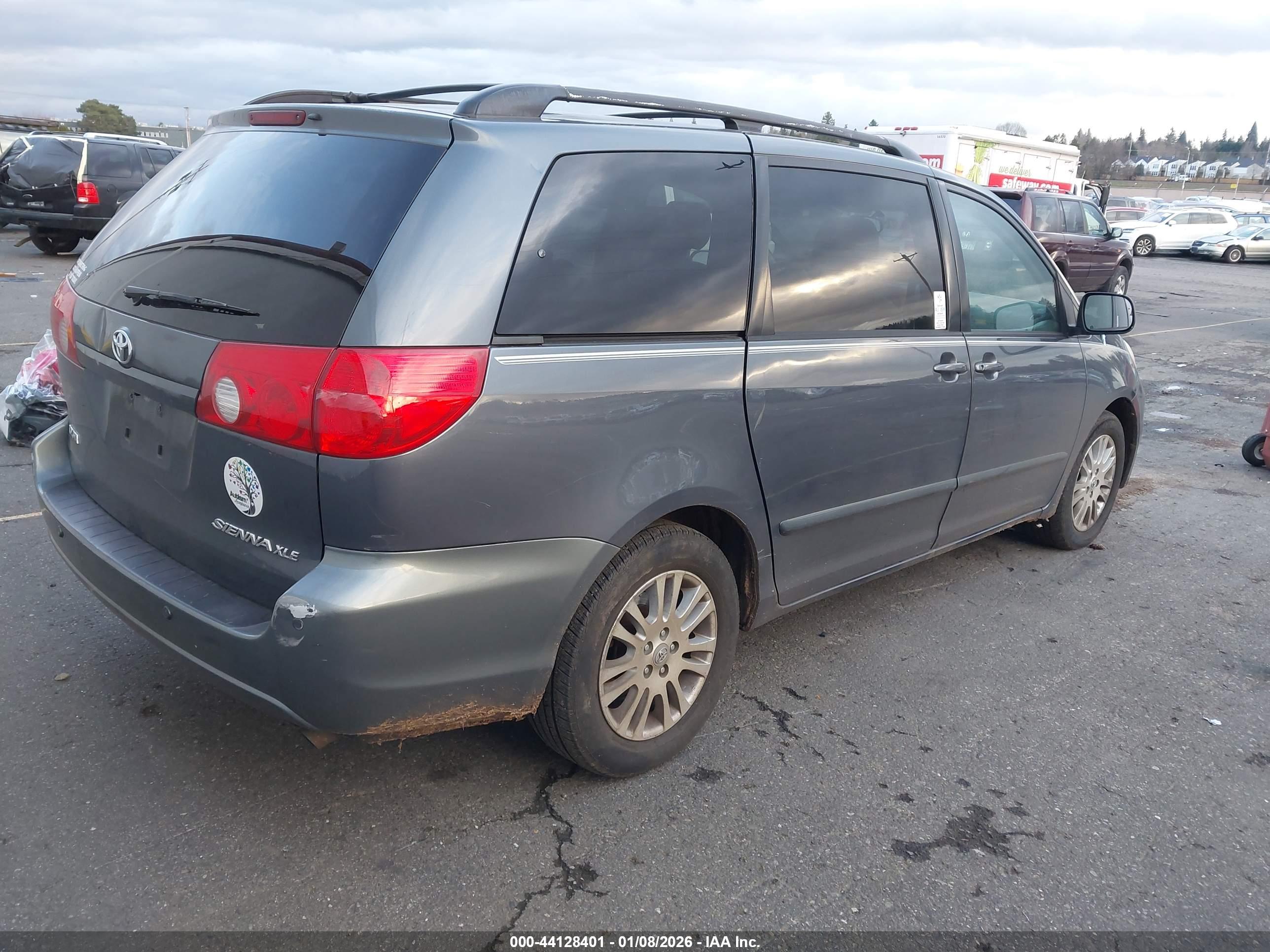 TOYOTA SIENNA image 4
