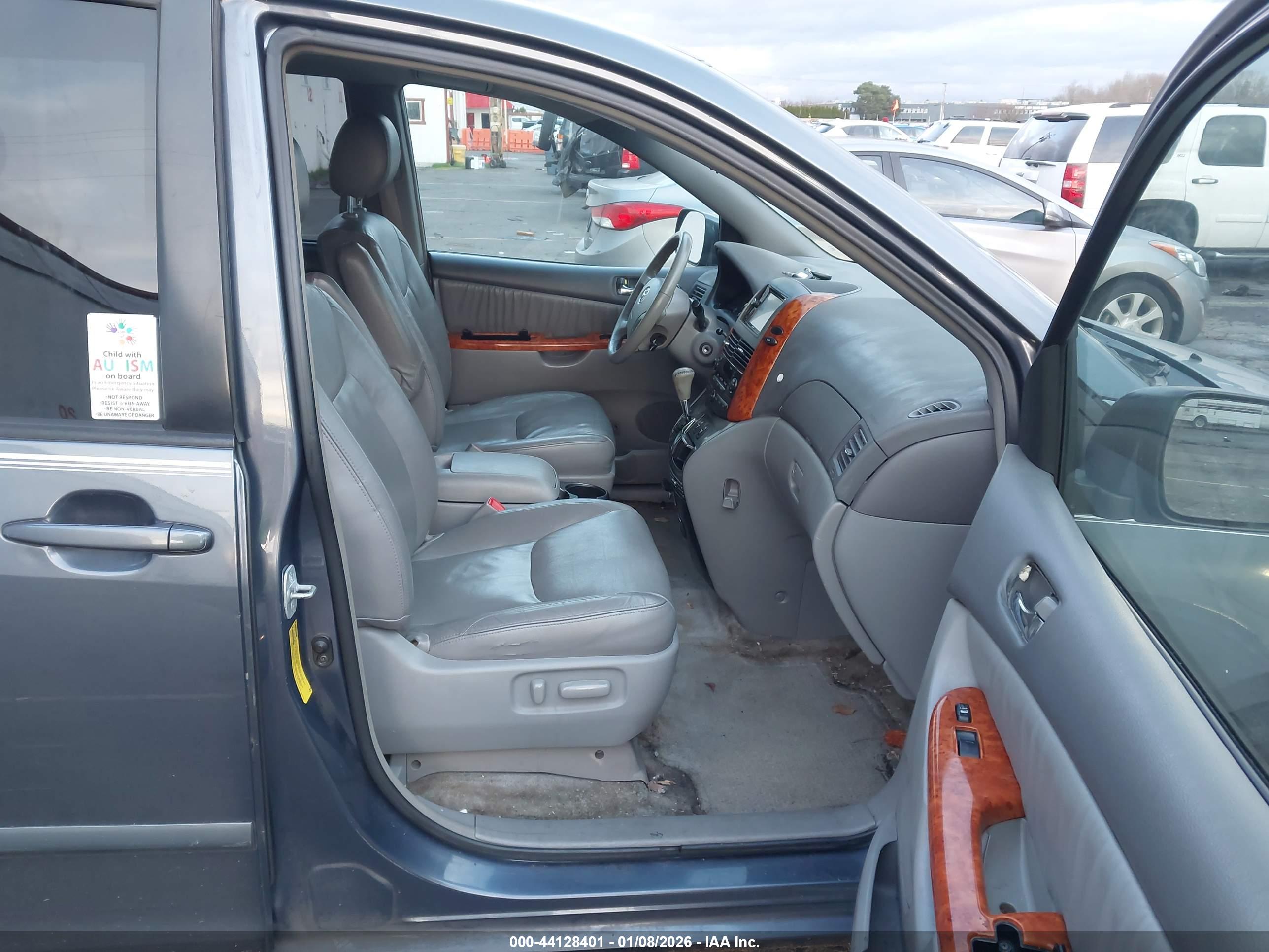 TOYOTA SIENNA image 5