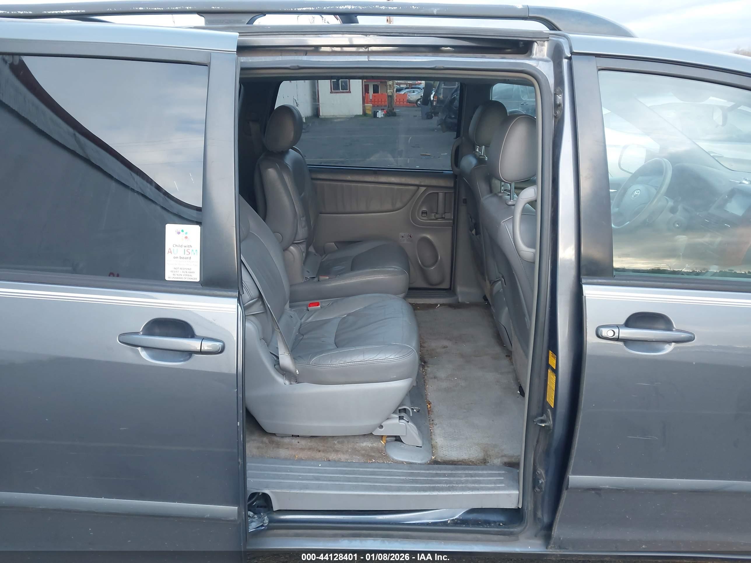 TOYOTA SIENNA image 8