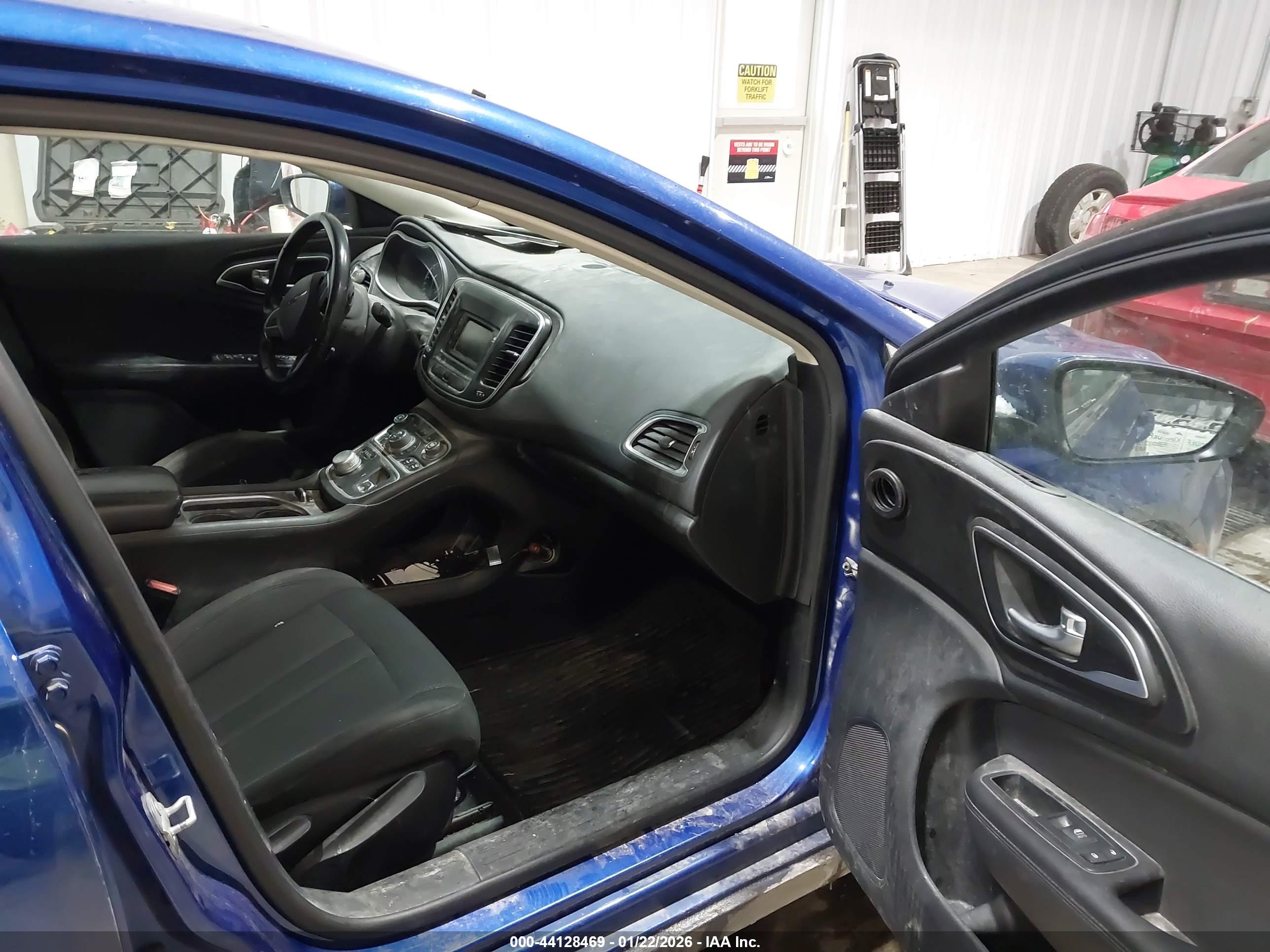 CHRYSLER 200 image 5